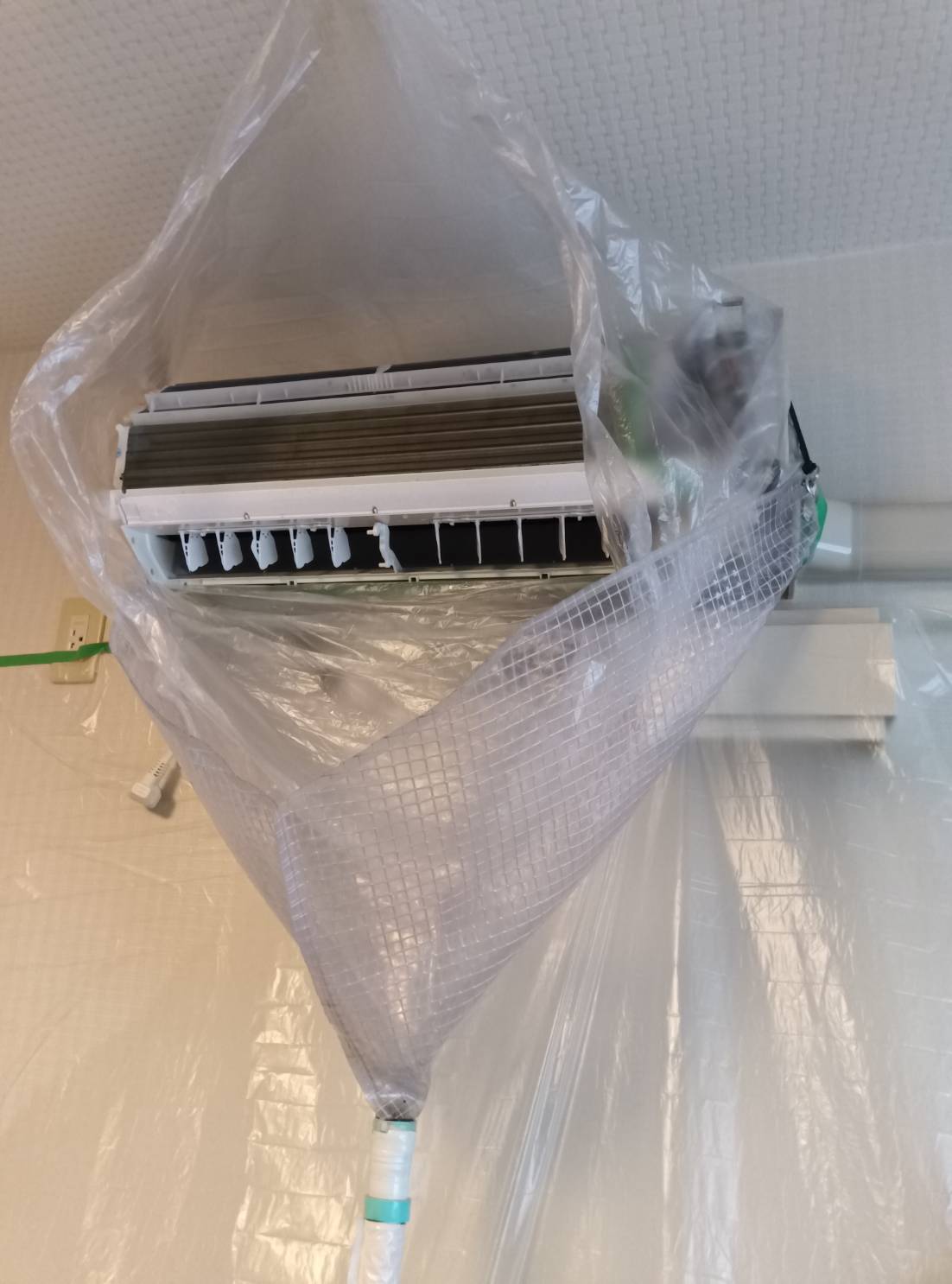 新潟県見附市本町の壁掛けエアコンの作業前1