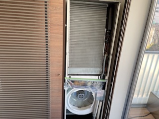 東京都世田谷区新町の業務用床置きエアコンの作業前1