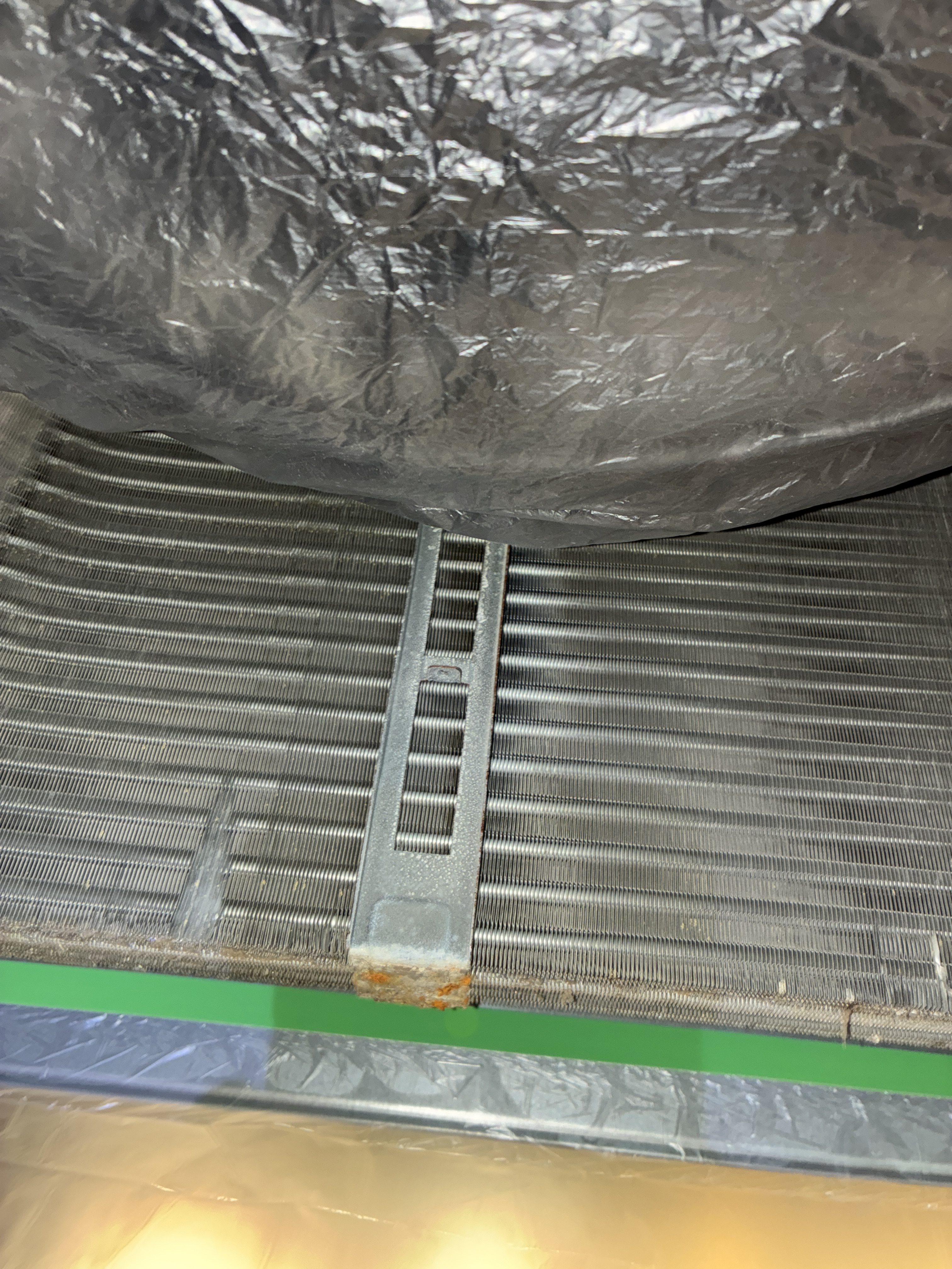 大阪府東大阪市の業務用壁掛けエアコンの作業前1