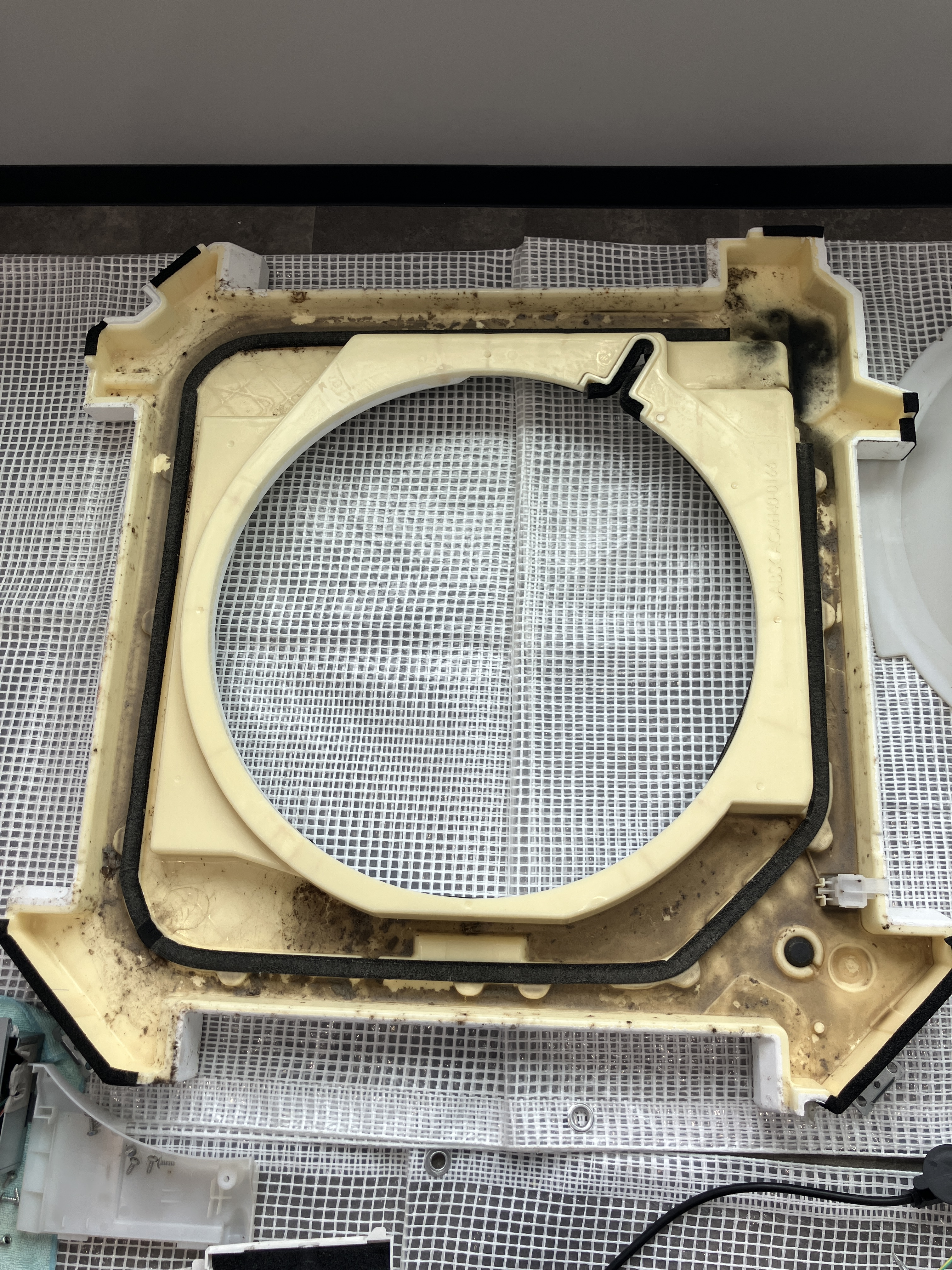 福島県いわき市好間町の業務用天井埋め込みエアコンの作業前1