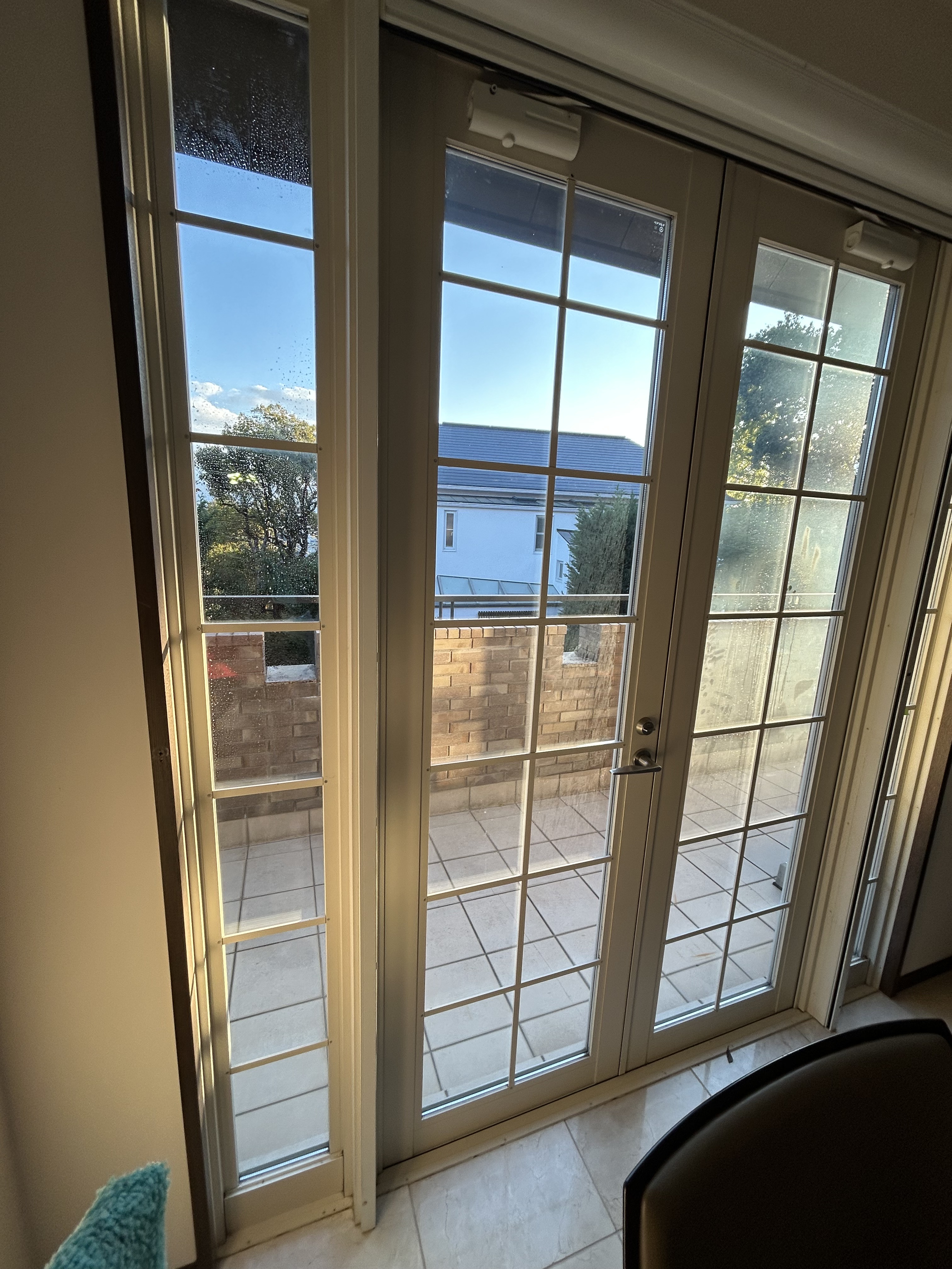 兵庫県神戸市東灘区の窓ガラス・サッシクリーニングの作業前3