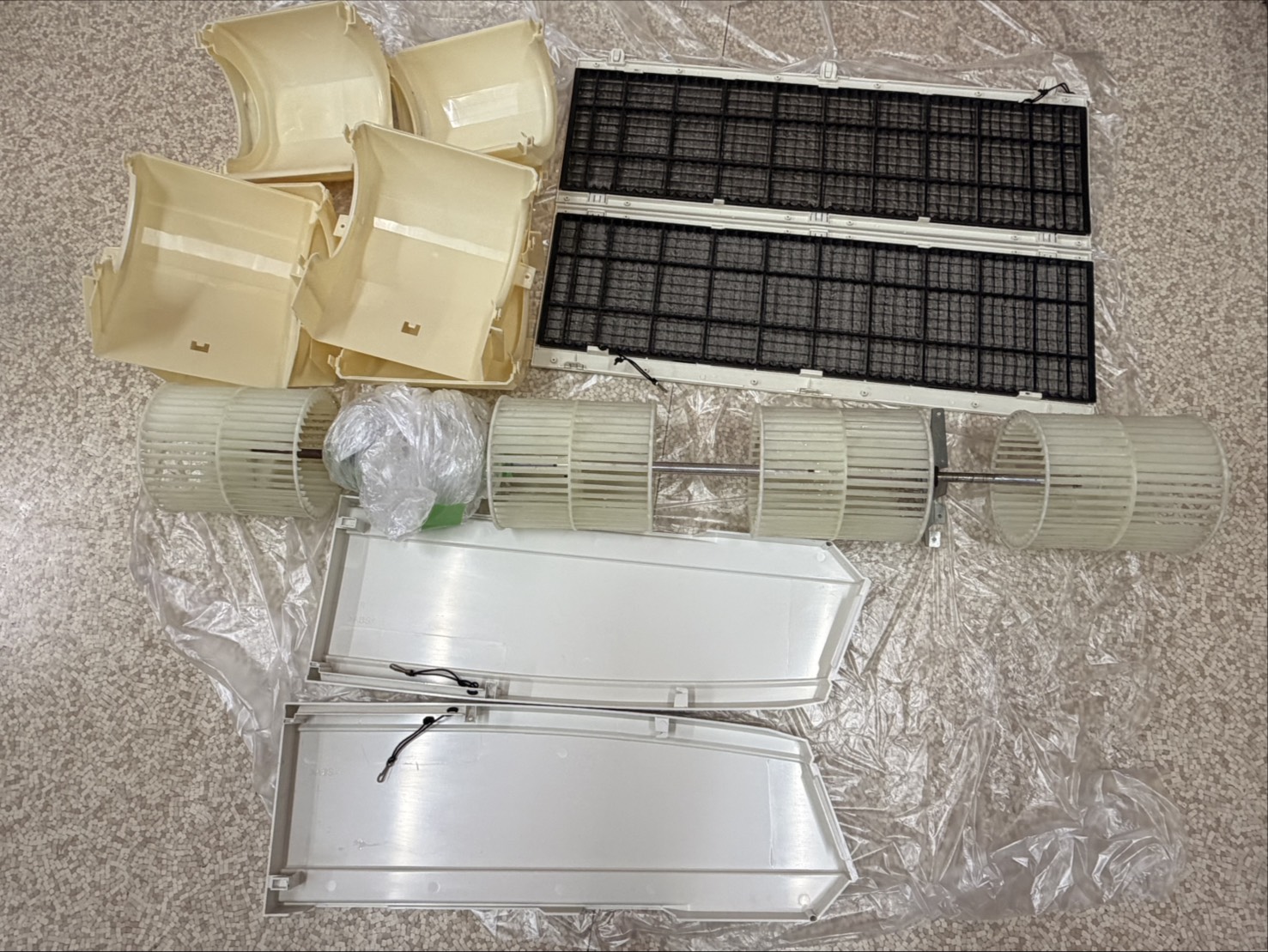 茨城県ひたちなか市の業務用天井吊りエアコンの作業後1