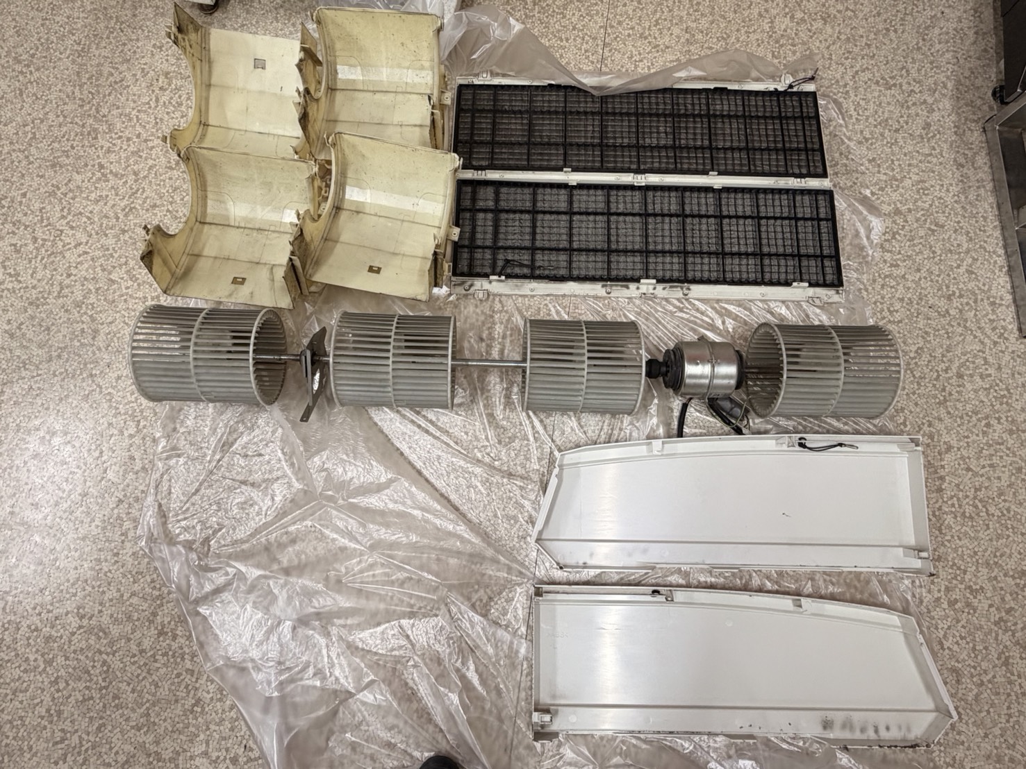 茨城県ひたちなか市の業務用天井吊りエアコンの作業前1