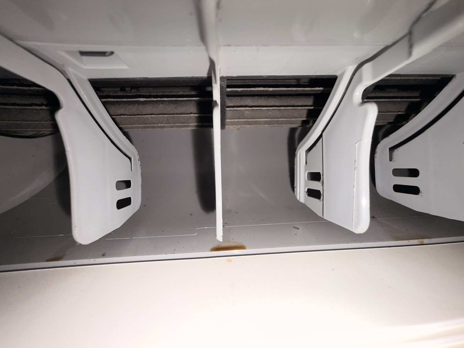 茨城県ひたちなか市の業務用天井吊りエアコンの作業前2