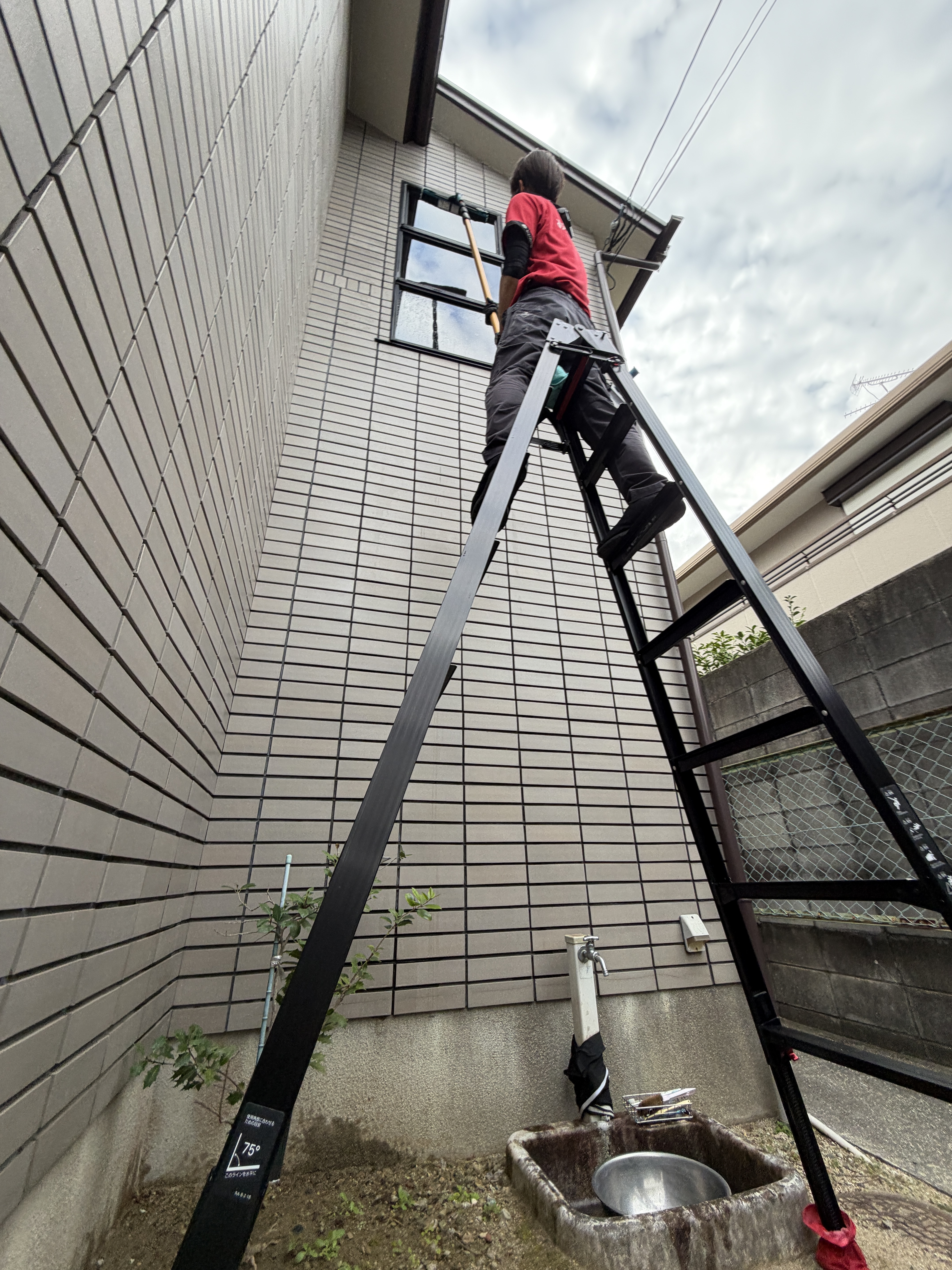兵庫県川西市大和西の窓ガラス・サッシクリーニングの作業前1