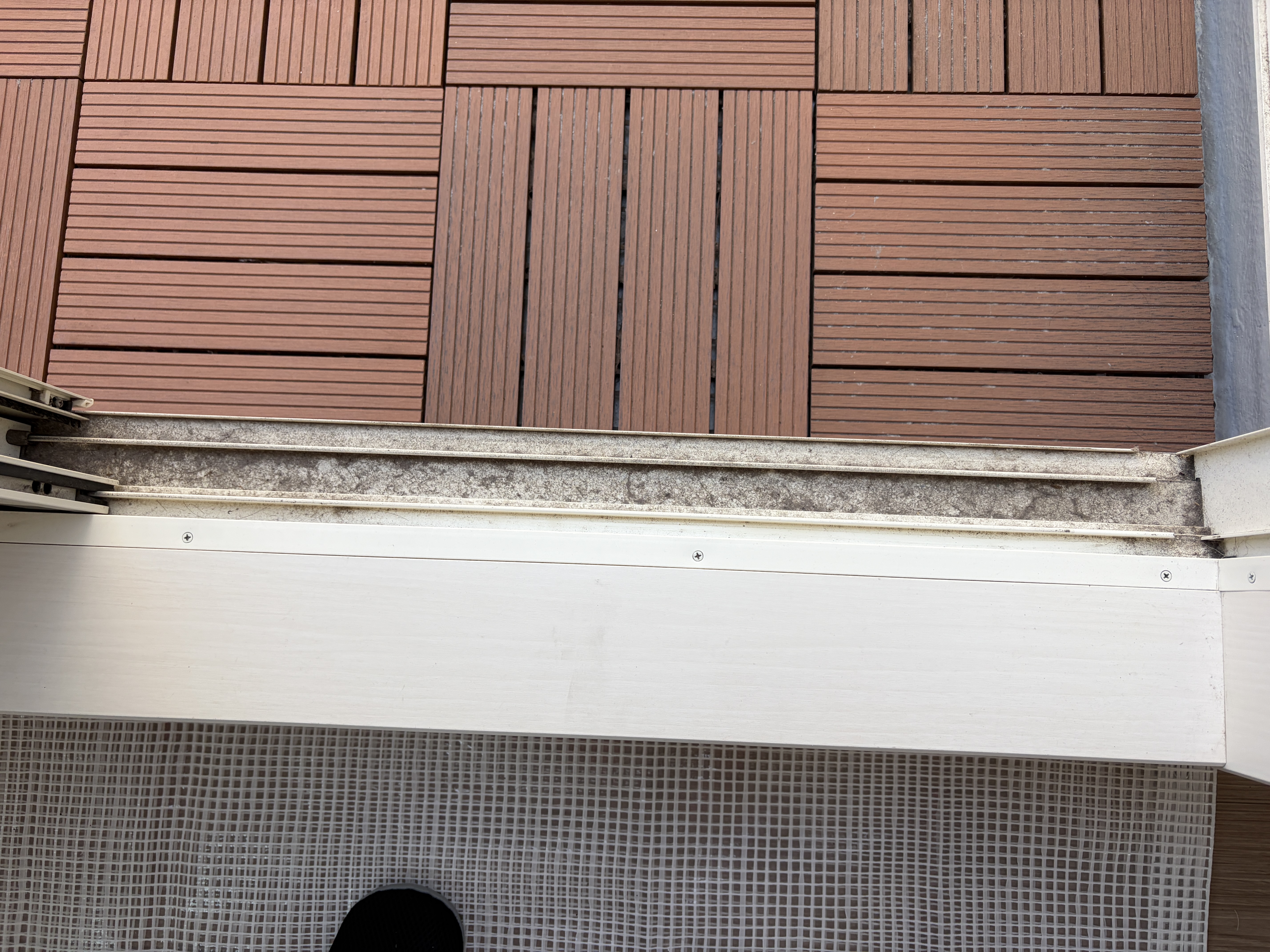 兵庫県川西市大和西の窓ガラス・サッシクリーニングの作業前3