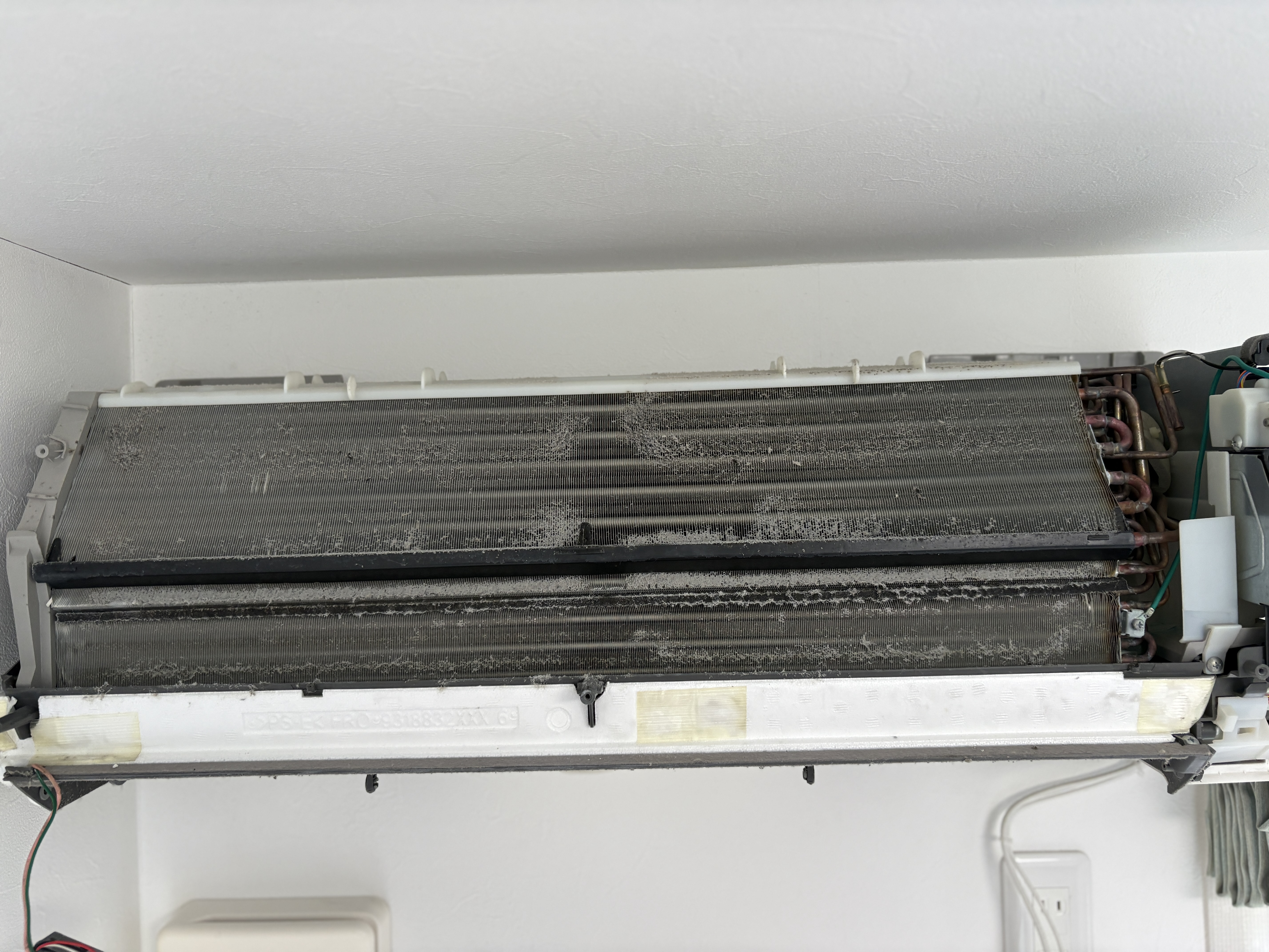 神奈川県厚木市のお掃除機能付きエアコンの作業前2