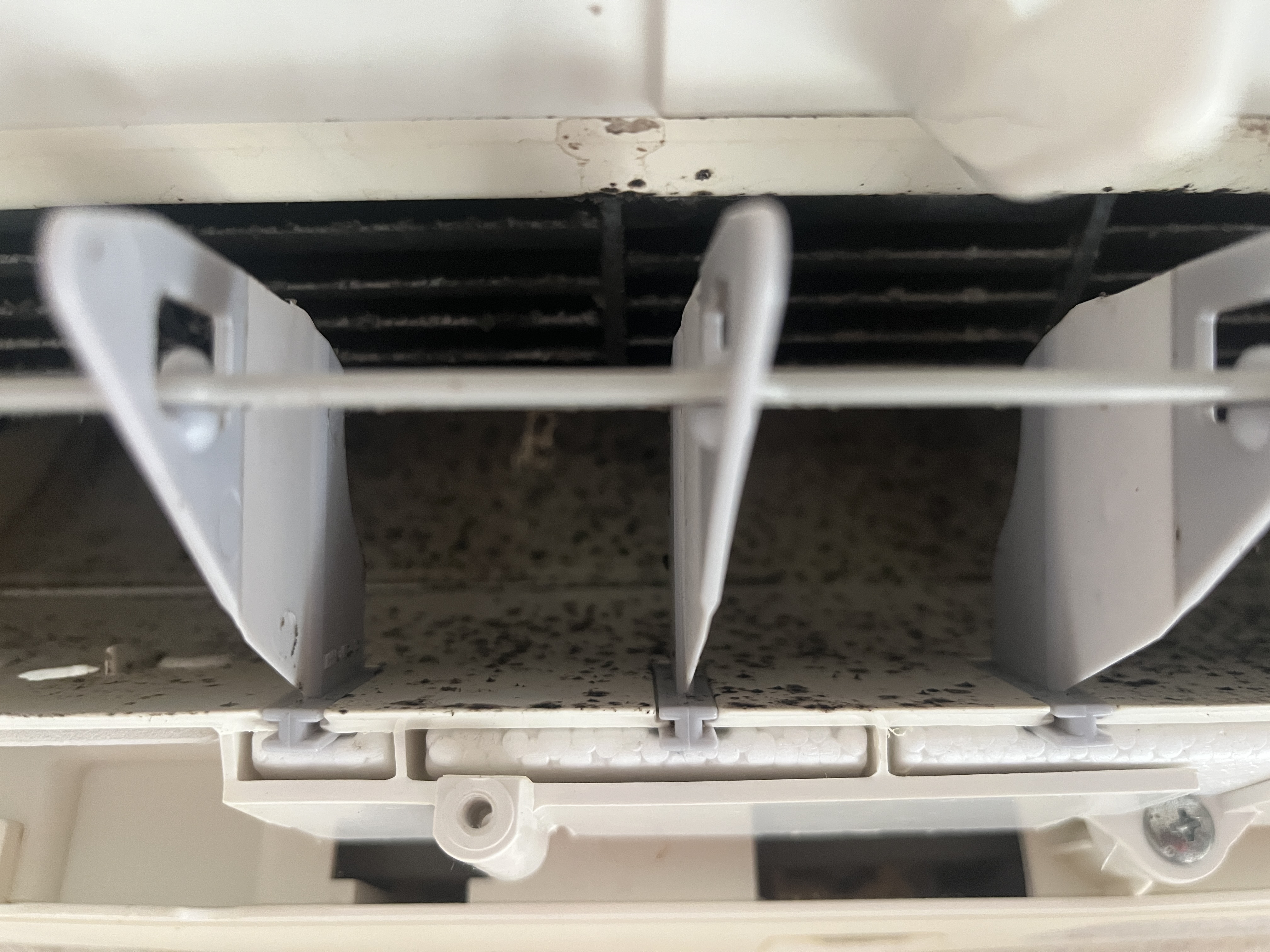 愛知県豊川市のお掃除機能付きエアコンの作業前1