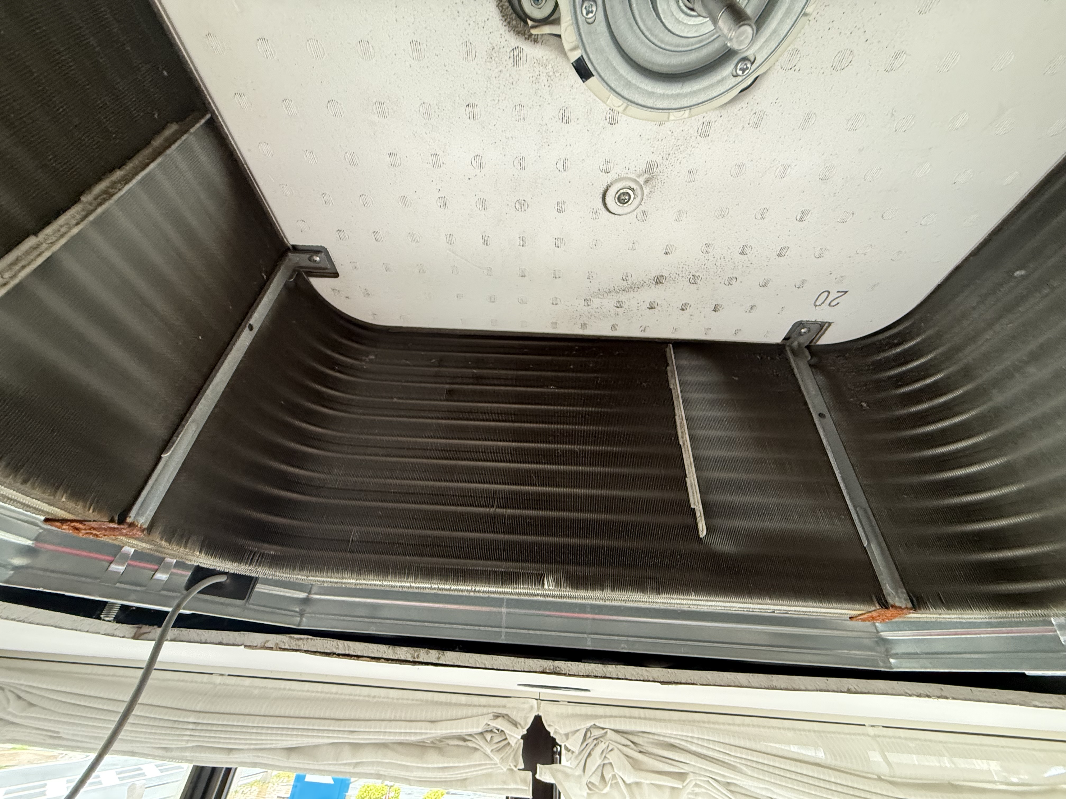 福岡県行橋市の業務用天井埋め込みエアコンの作業前1