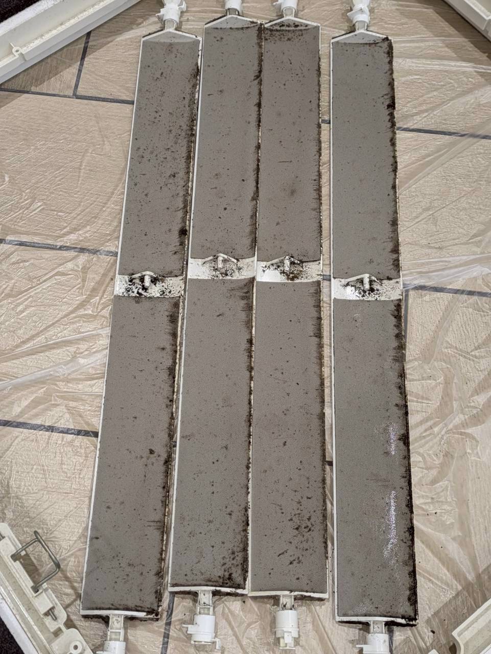 福岡県行橋市の業務用天井埋め込みエアコンの作業前2