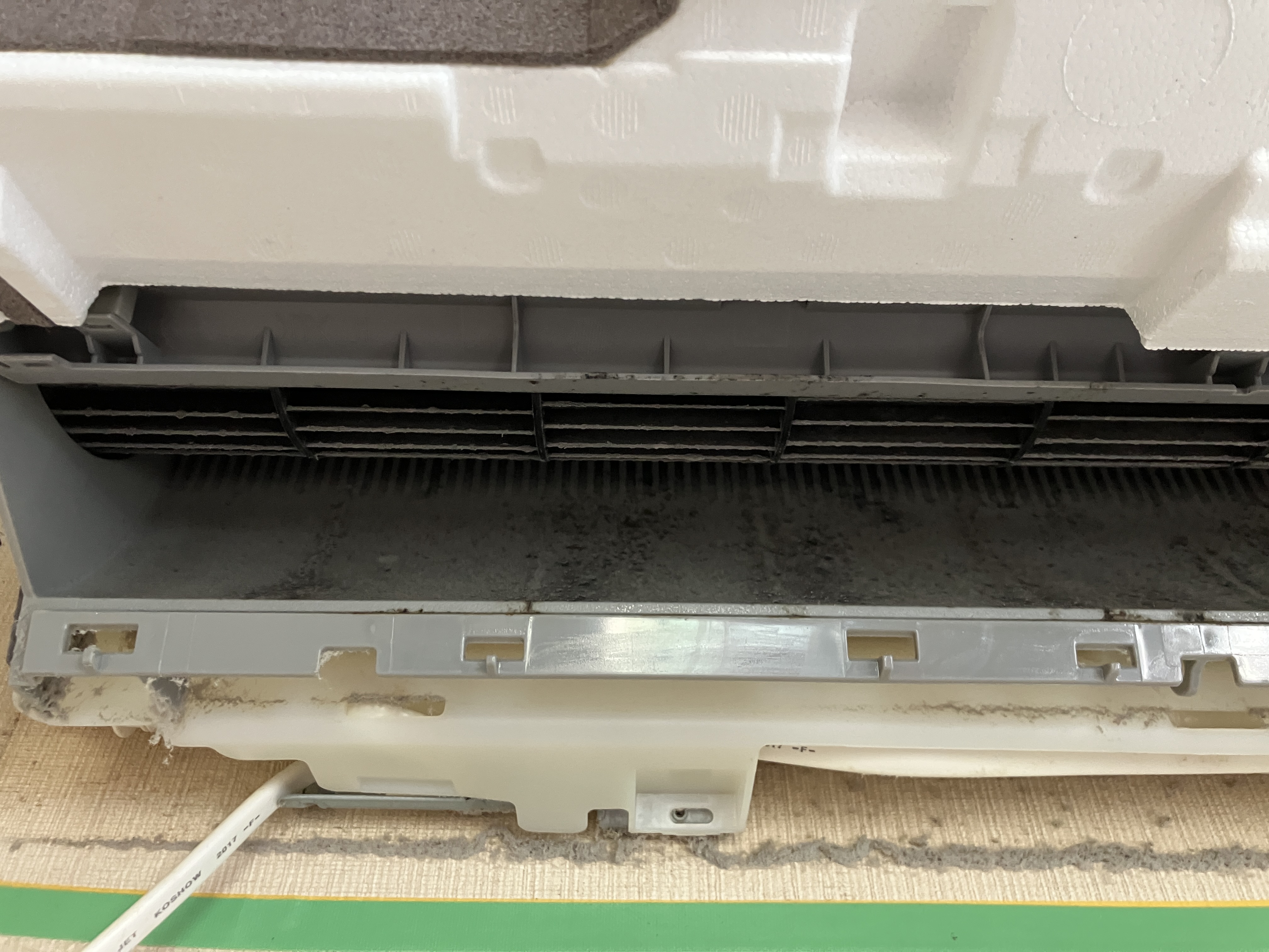 宮城県仙台市泉区のお掃除機能付きエアコンの作業前1