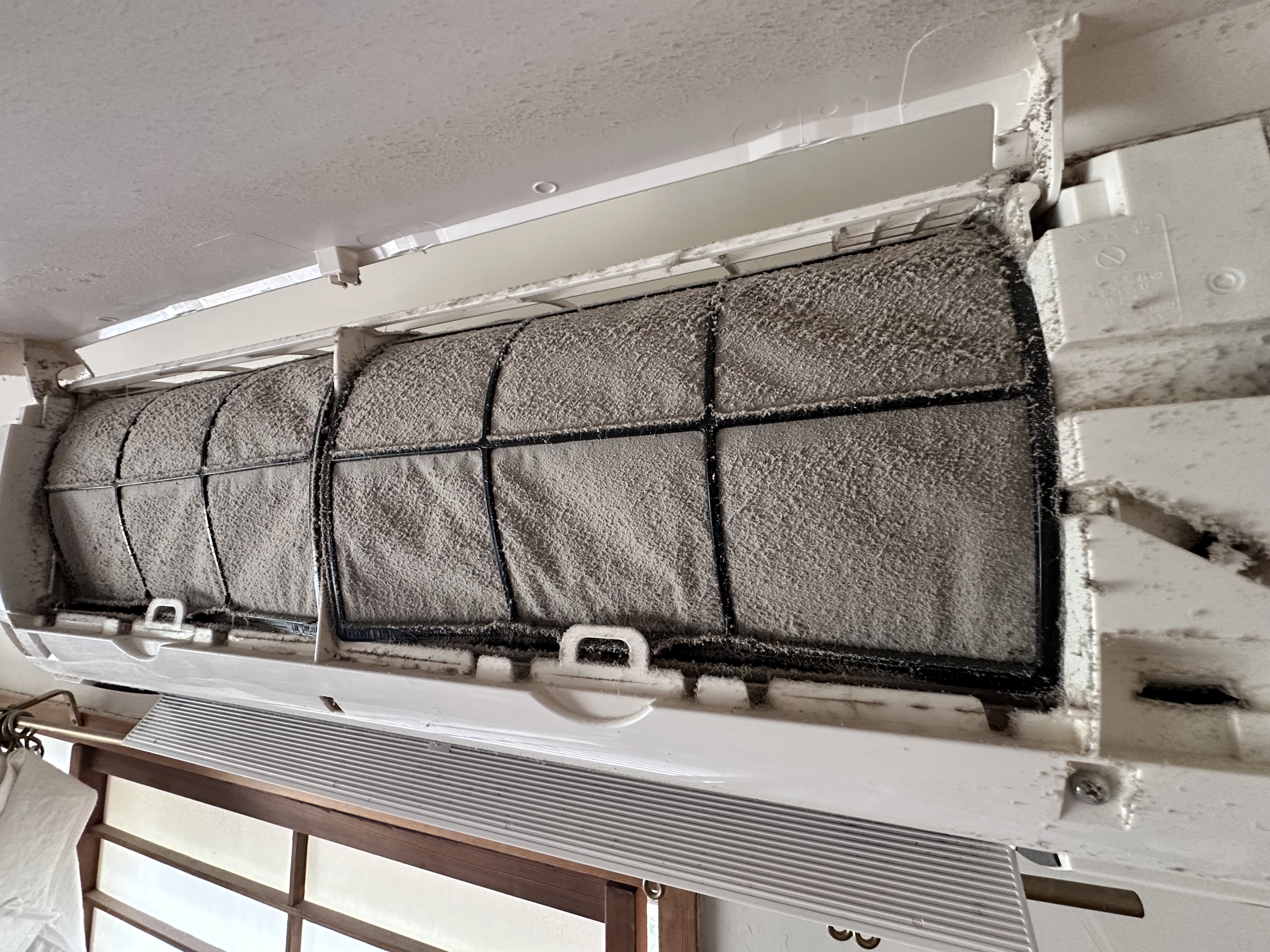 千葉県浦安市の壁掛けエアコンの作業前1