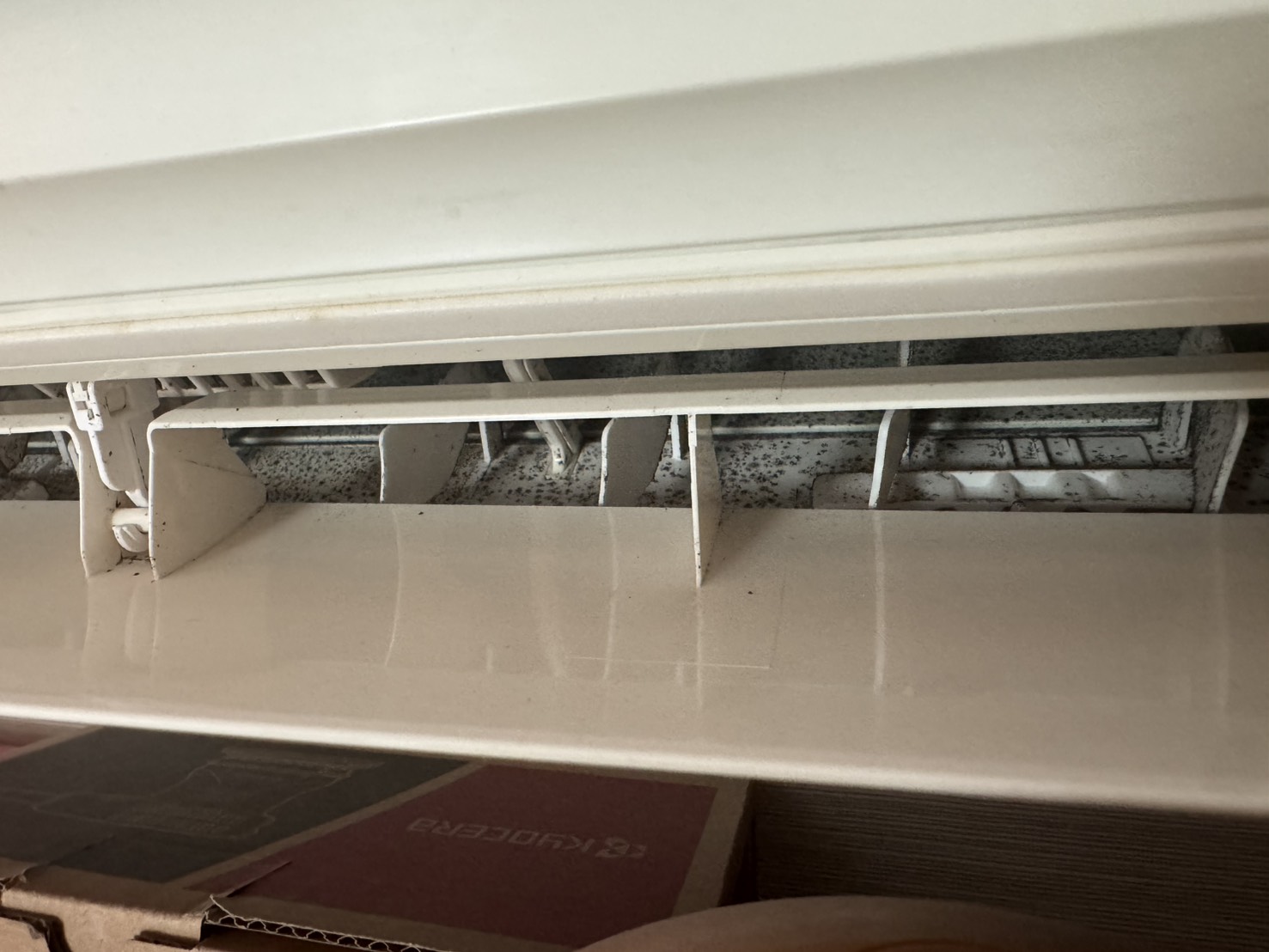 千葉県浦安市猫実の壁掛けエアコンの作業前1