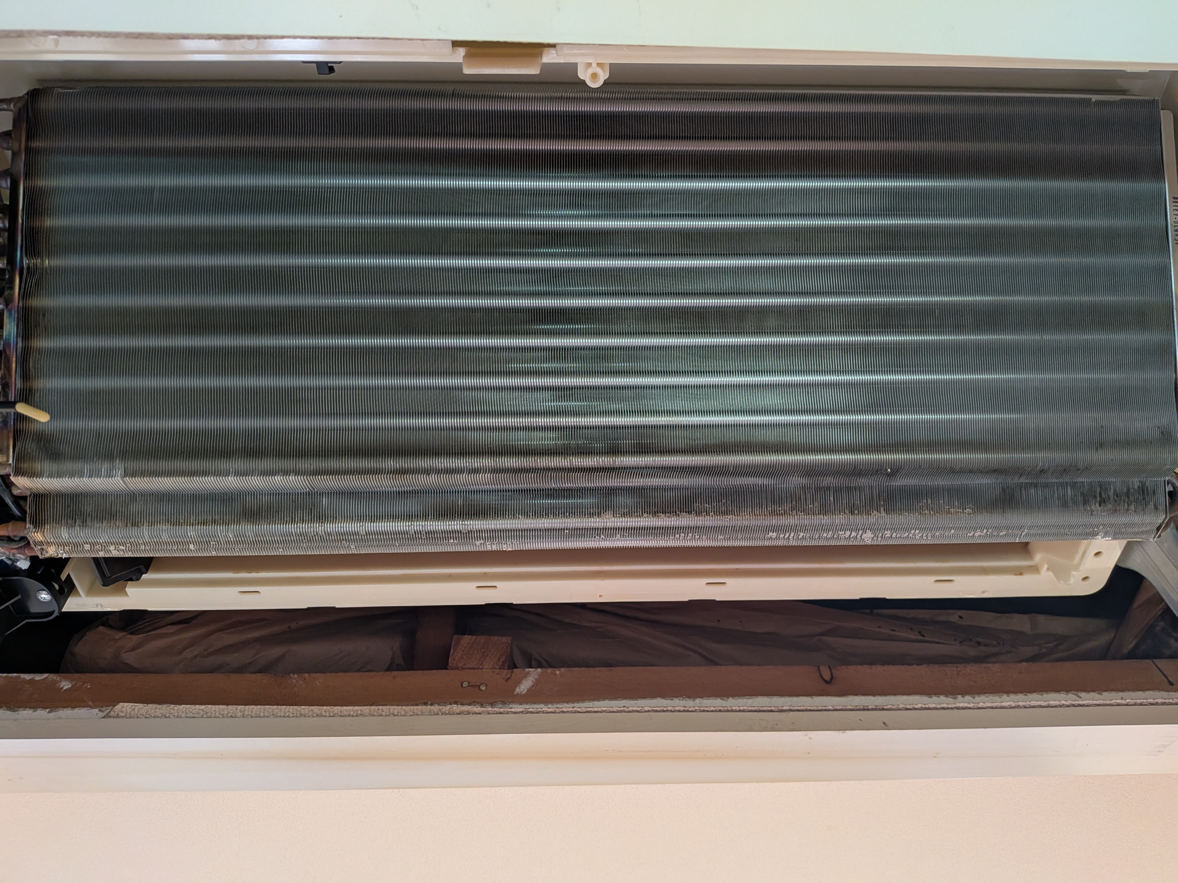 神奈川県横浜市南区高根町の家庭用天井埋め込みエアコンの作業前2