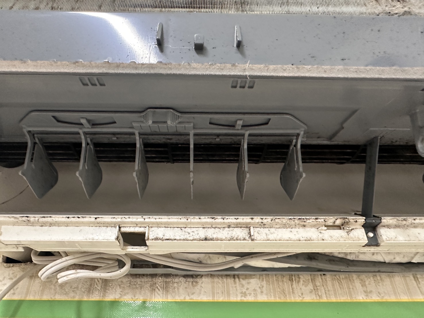 三重県鈴鹿市の壁掛けエアコンの作業前2