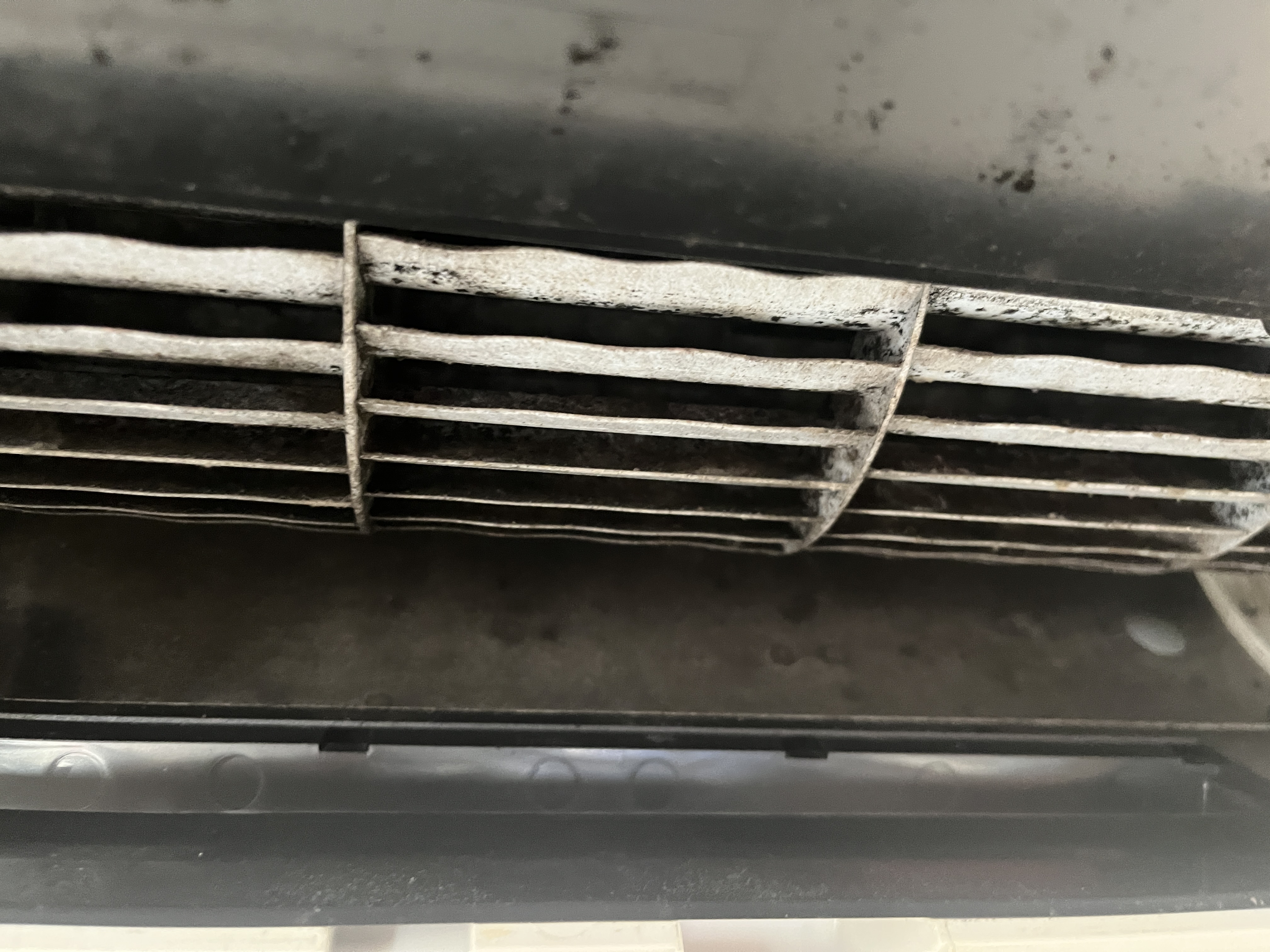 愛知県東海市のお掃除機能付きエアコンの作業前1