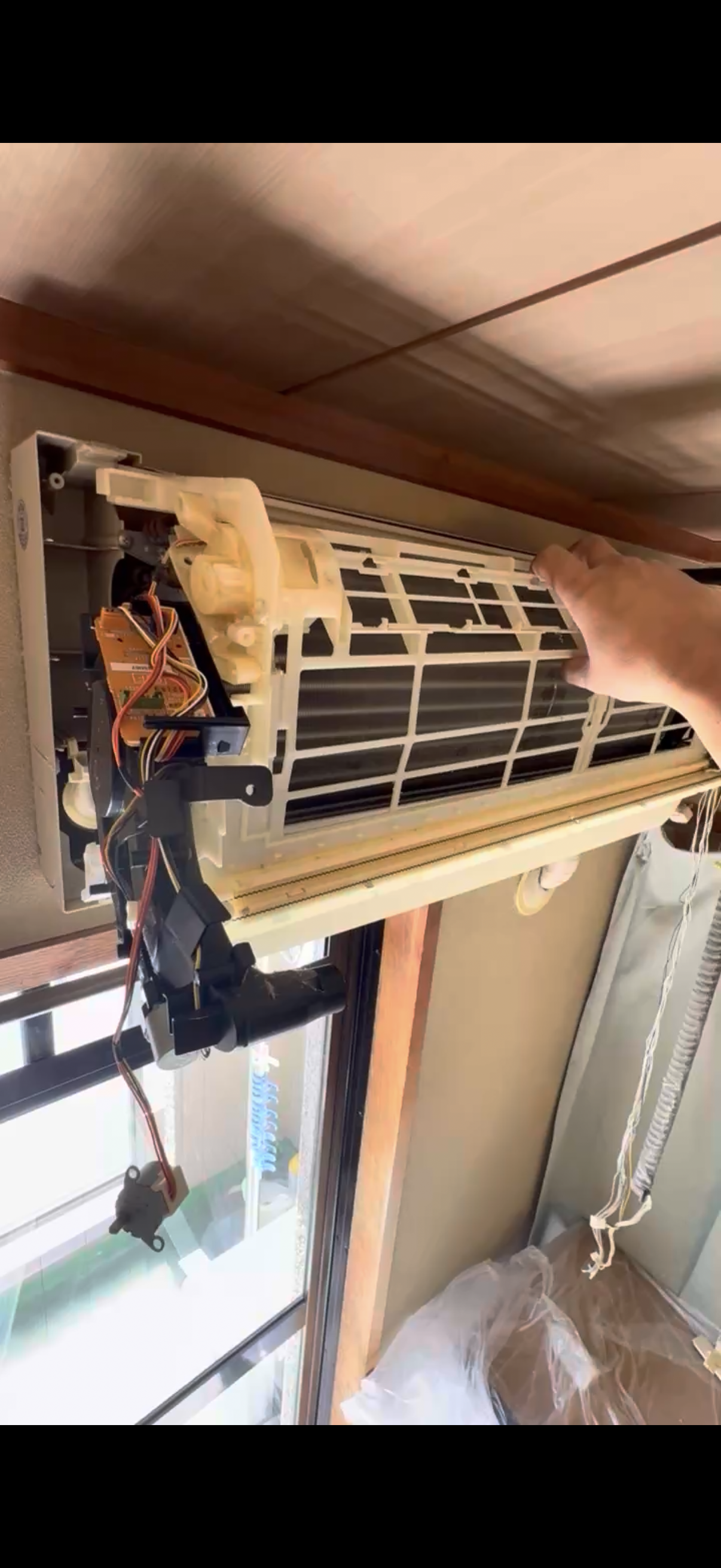 大阪府大阪市都島区のお掃除機能付きエアコンの作業前1