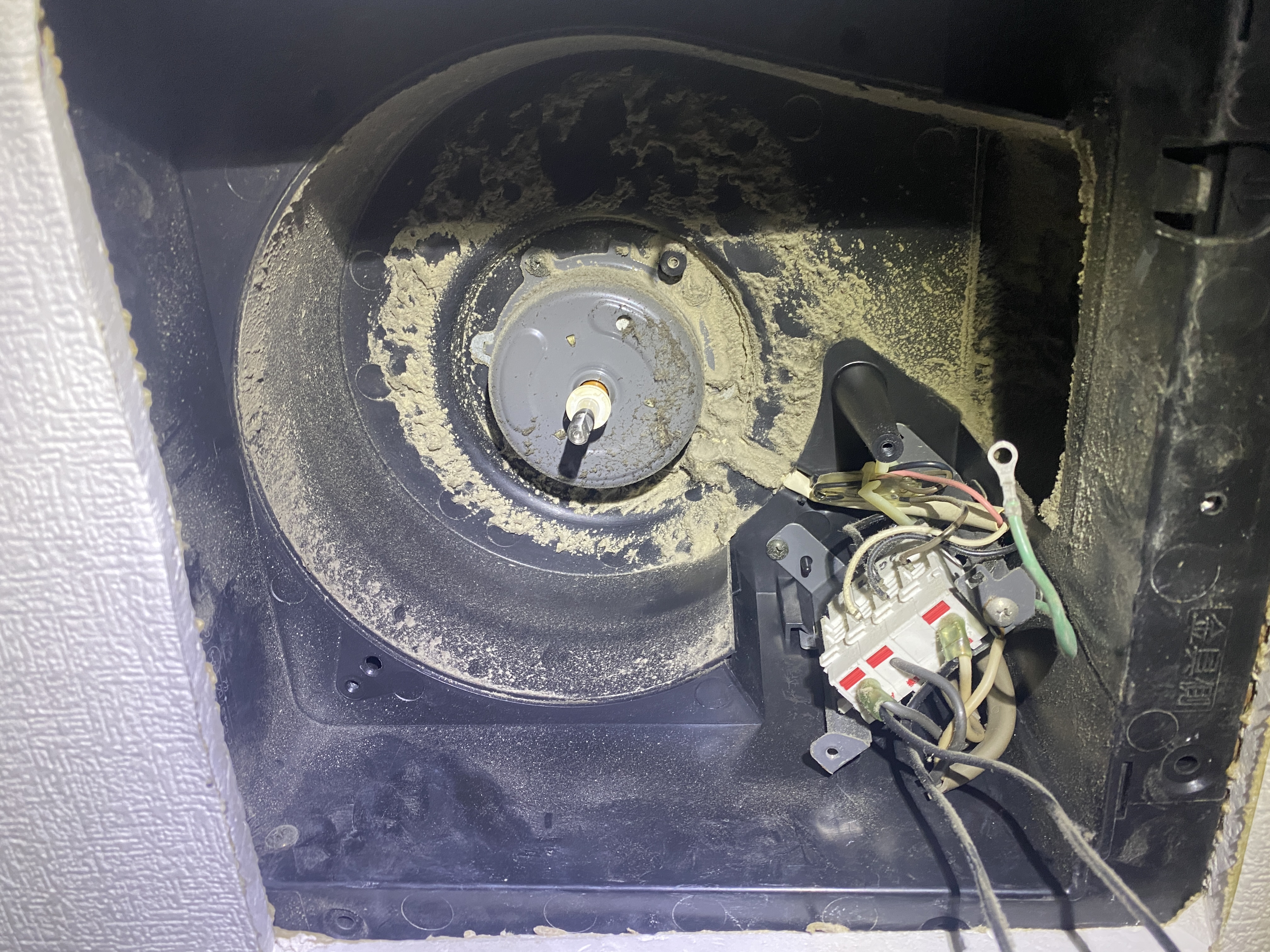 広島県広島市中区の店舗清掃の作業前3