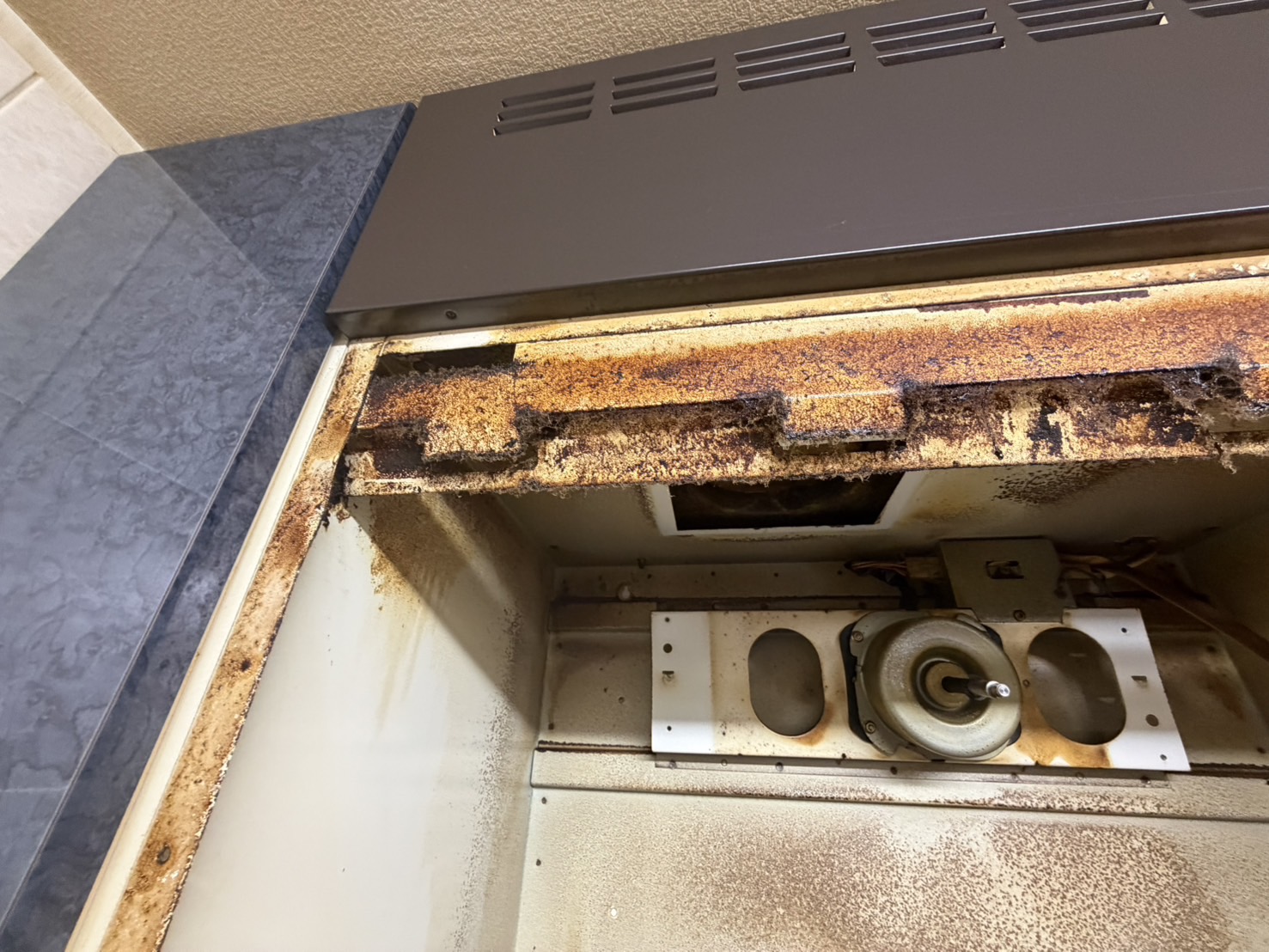 広島県広島市中区のレンジフードクリーニングの作業前1