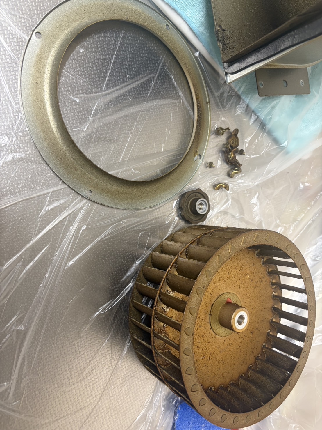 広島県広島市中区のレンジフードクリーニングの作業前2