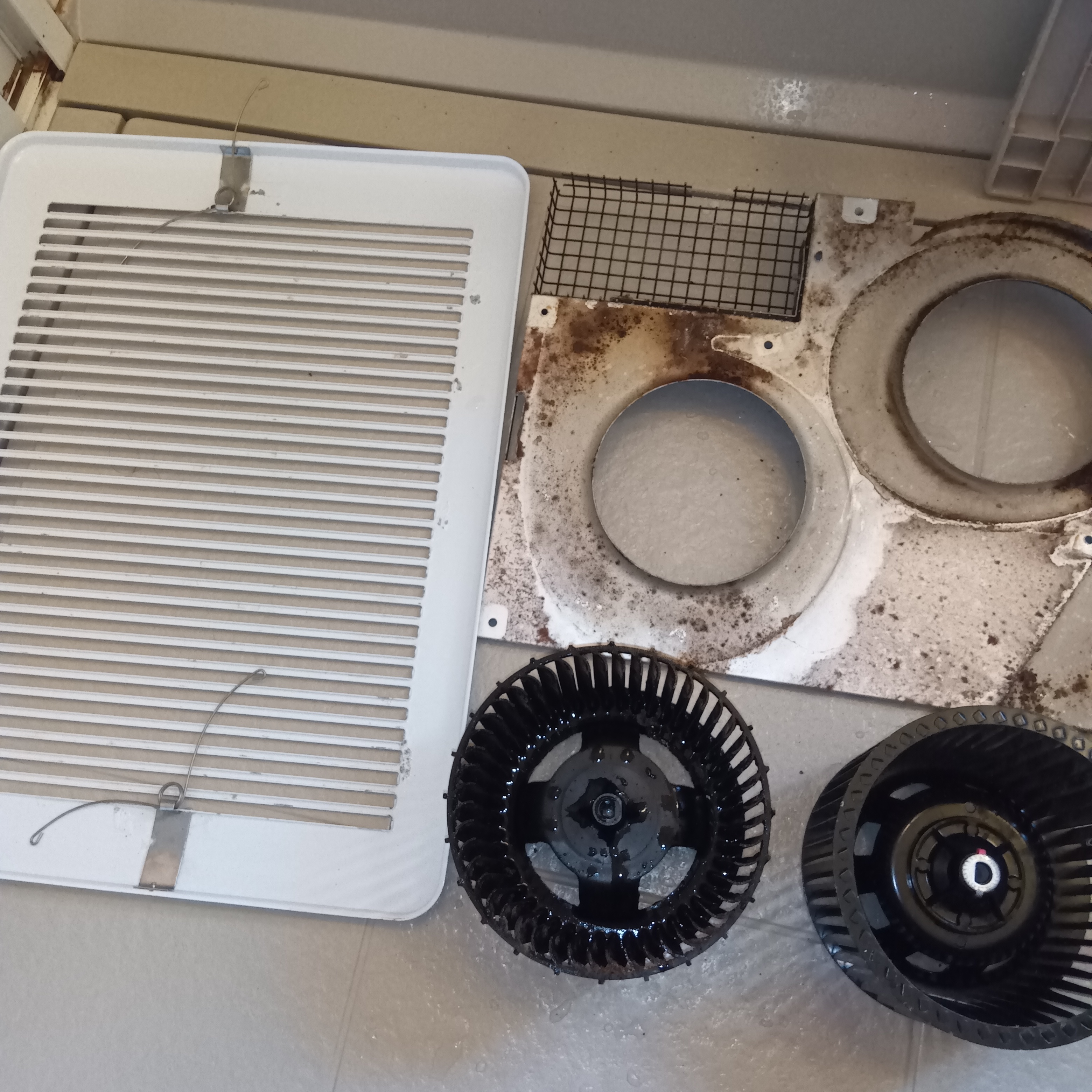 長野県佐久市の浴室乾燥機クリーニングの作業前2