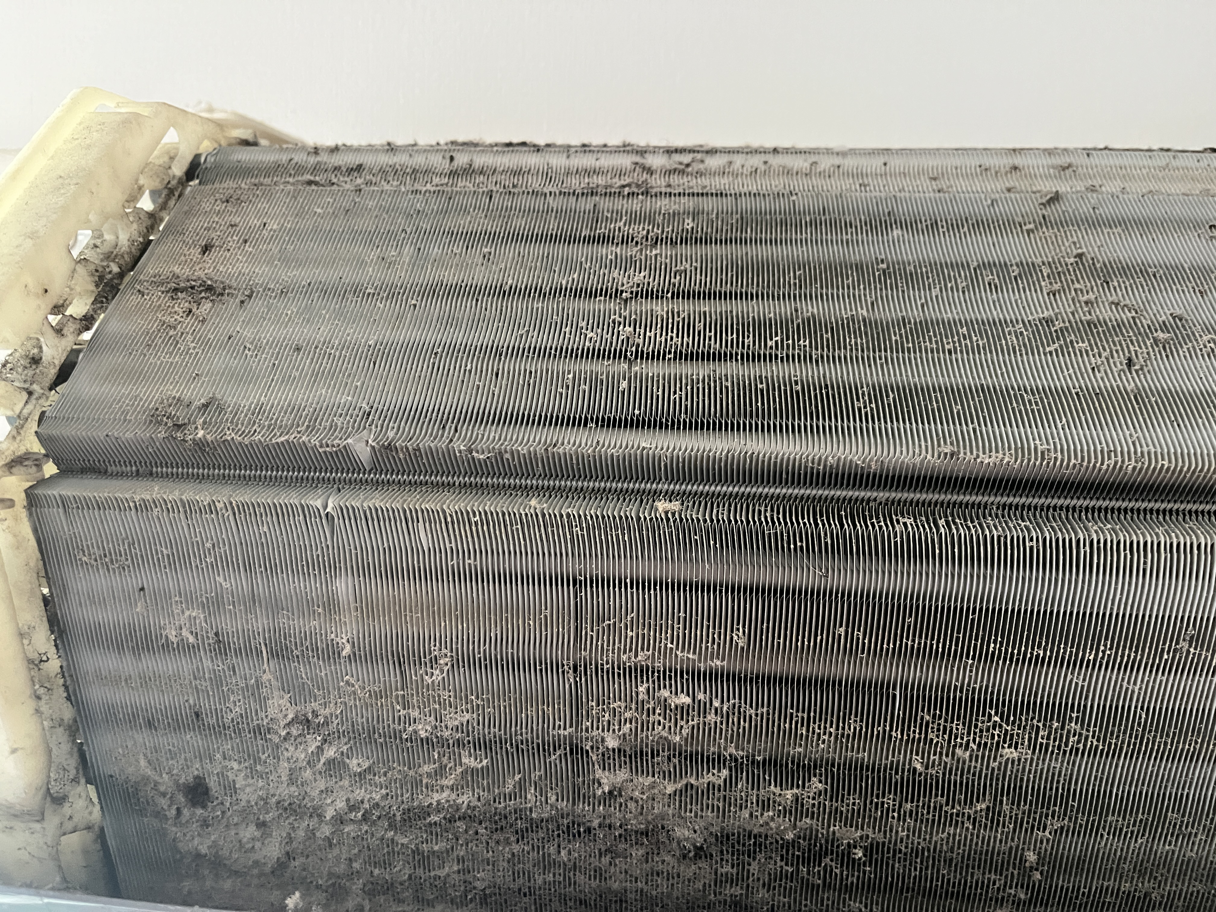 愛知県豊川市のお掃除機能付きエアコンの作業前2