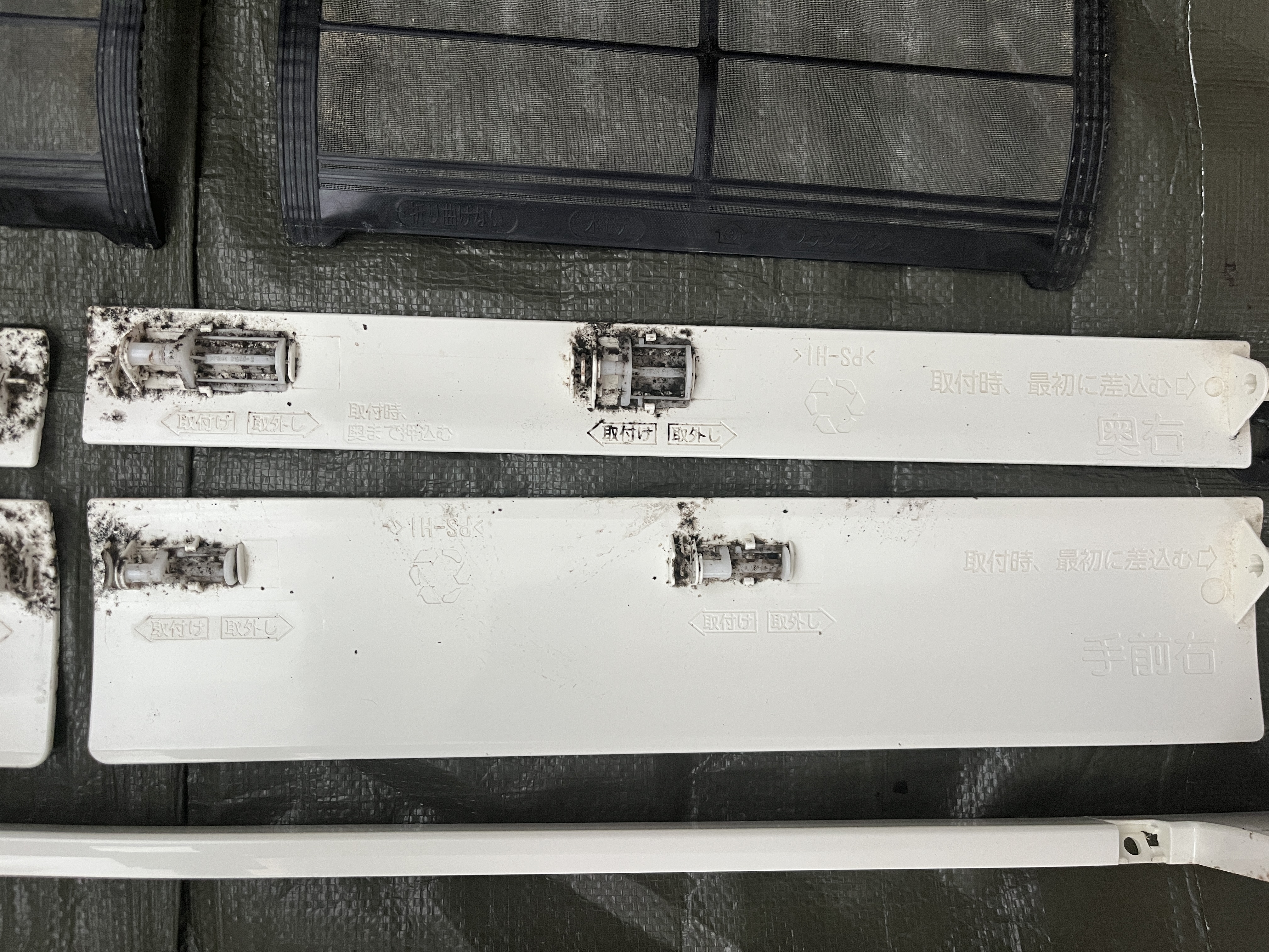 愛知県豊川市のお掃除機能付きエアコンの作業前3