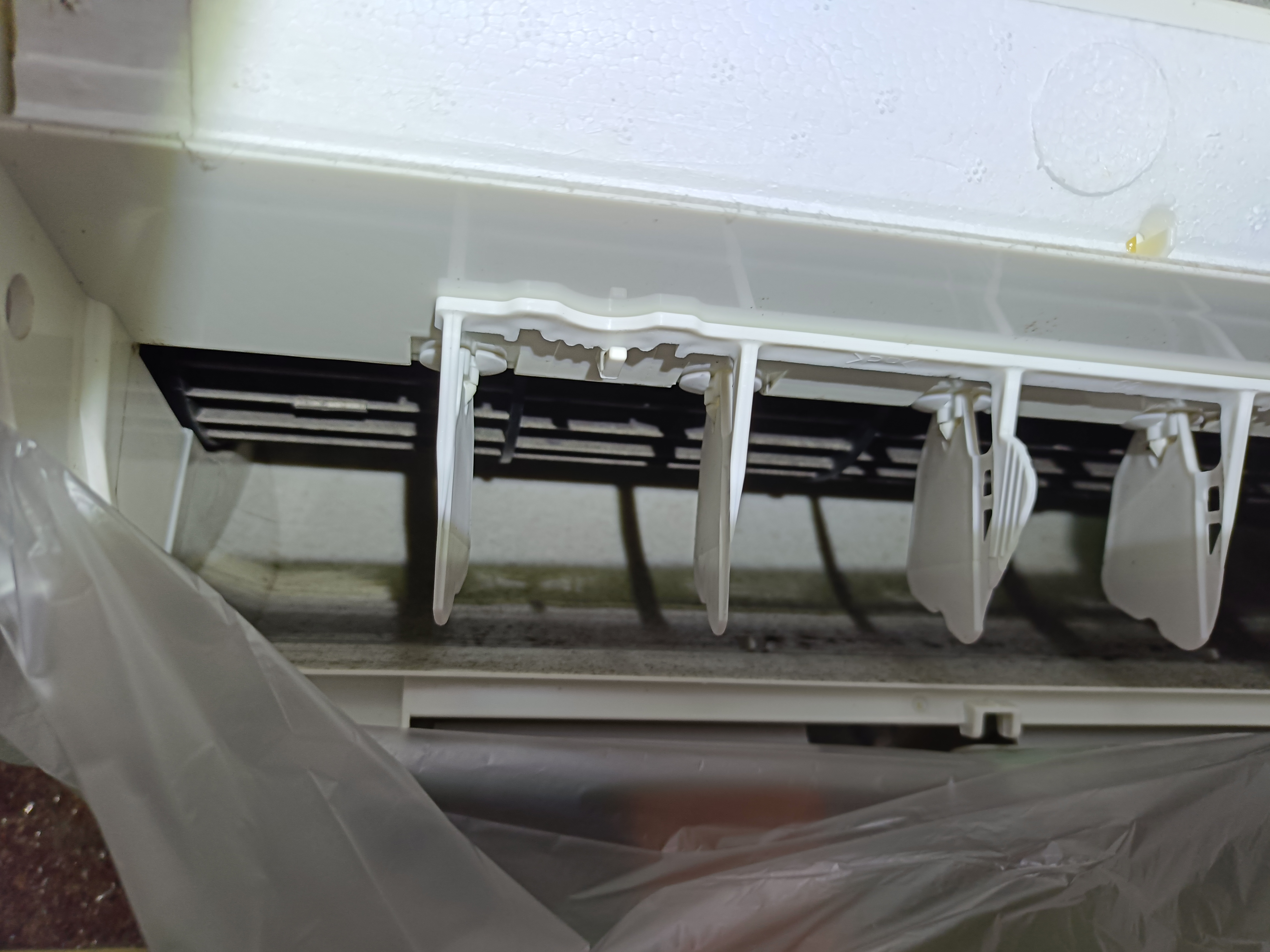 宮崎県えびの市岡松の壁掛けエアコンの作業前1