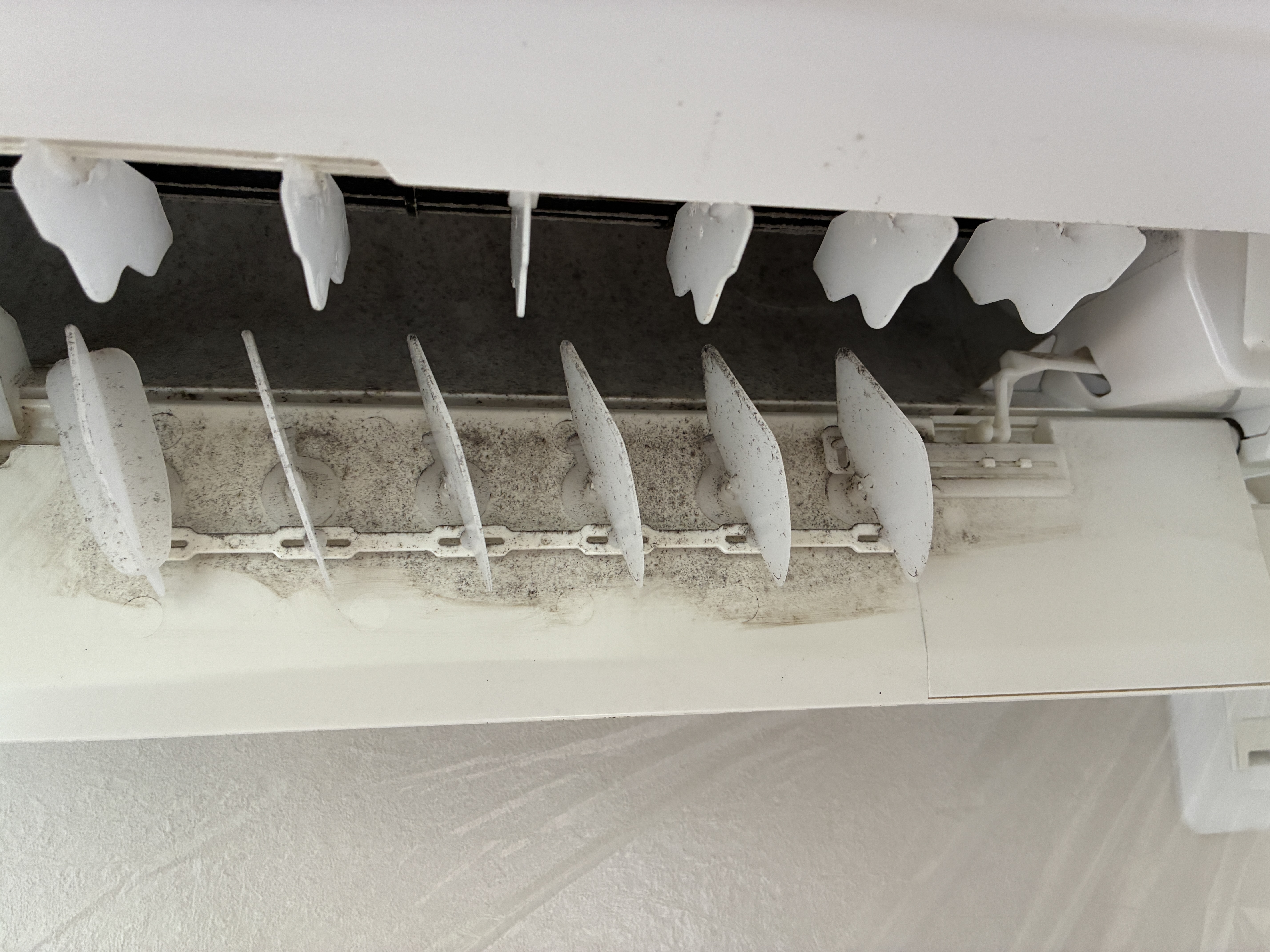 茨城県下妻市のお掃除機能付きエアコンの作業前1