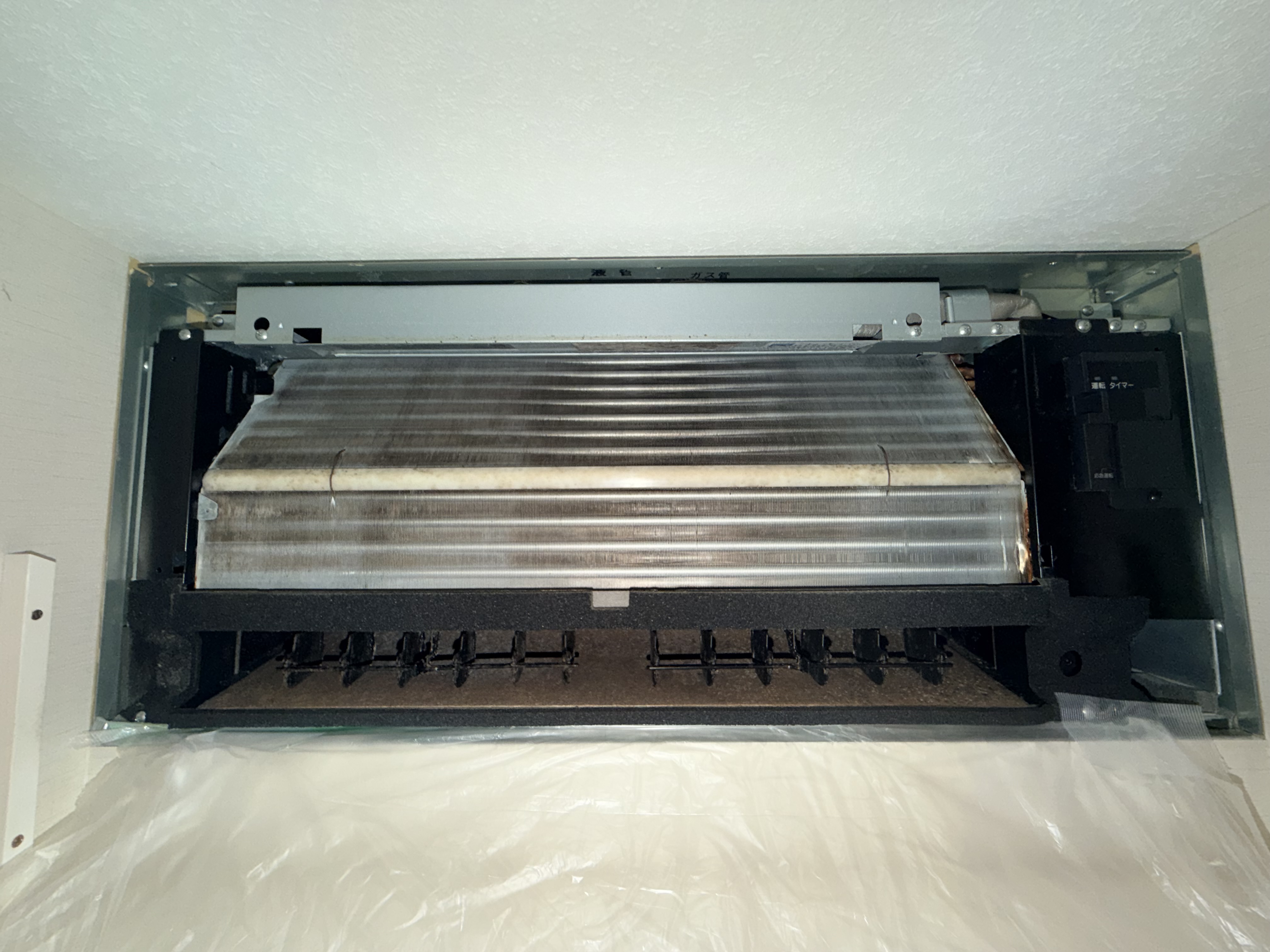 千葉県市川市河原の壁埋め込みエアコンの作業前1