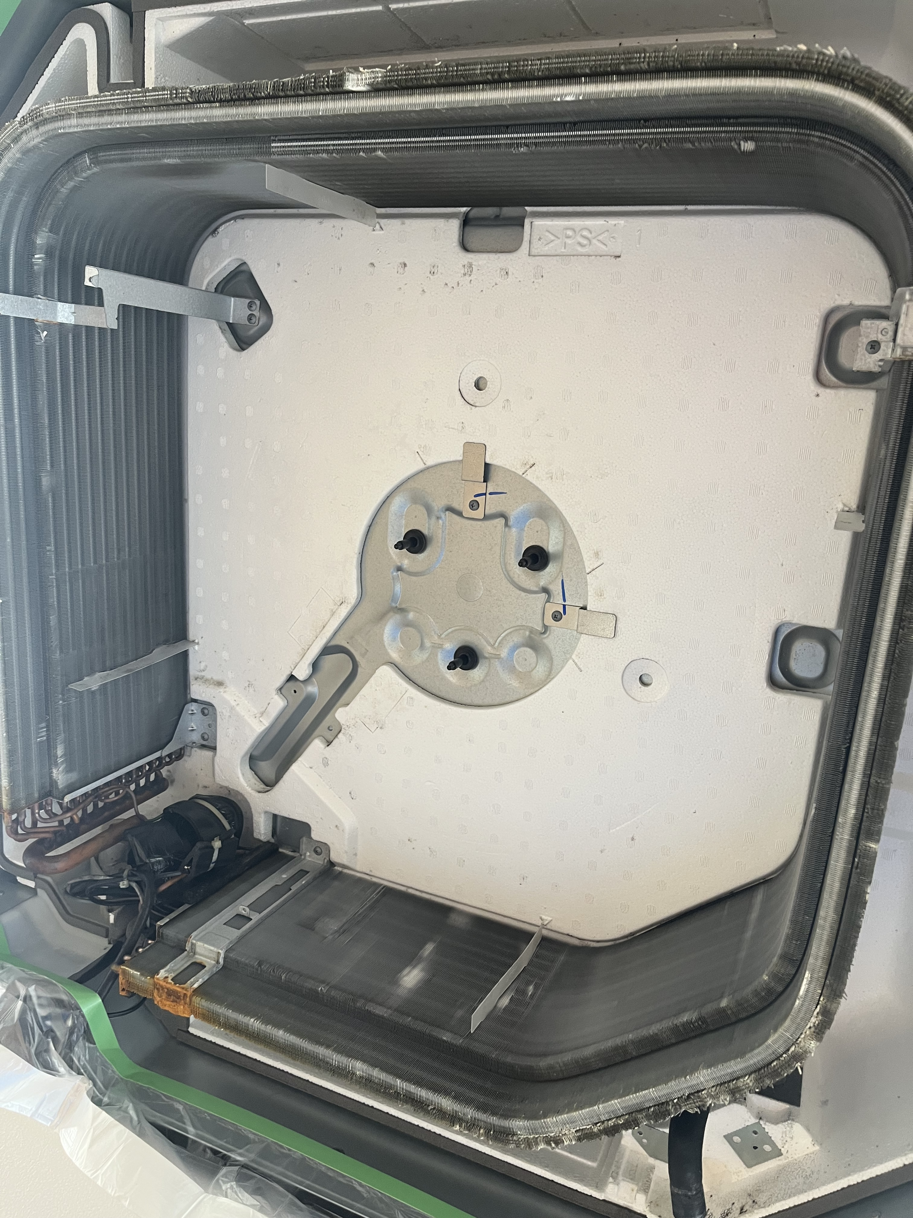 福島県いわき市小名浜の業務用天井埋め込みエアコンの作業前1