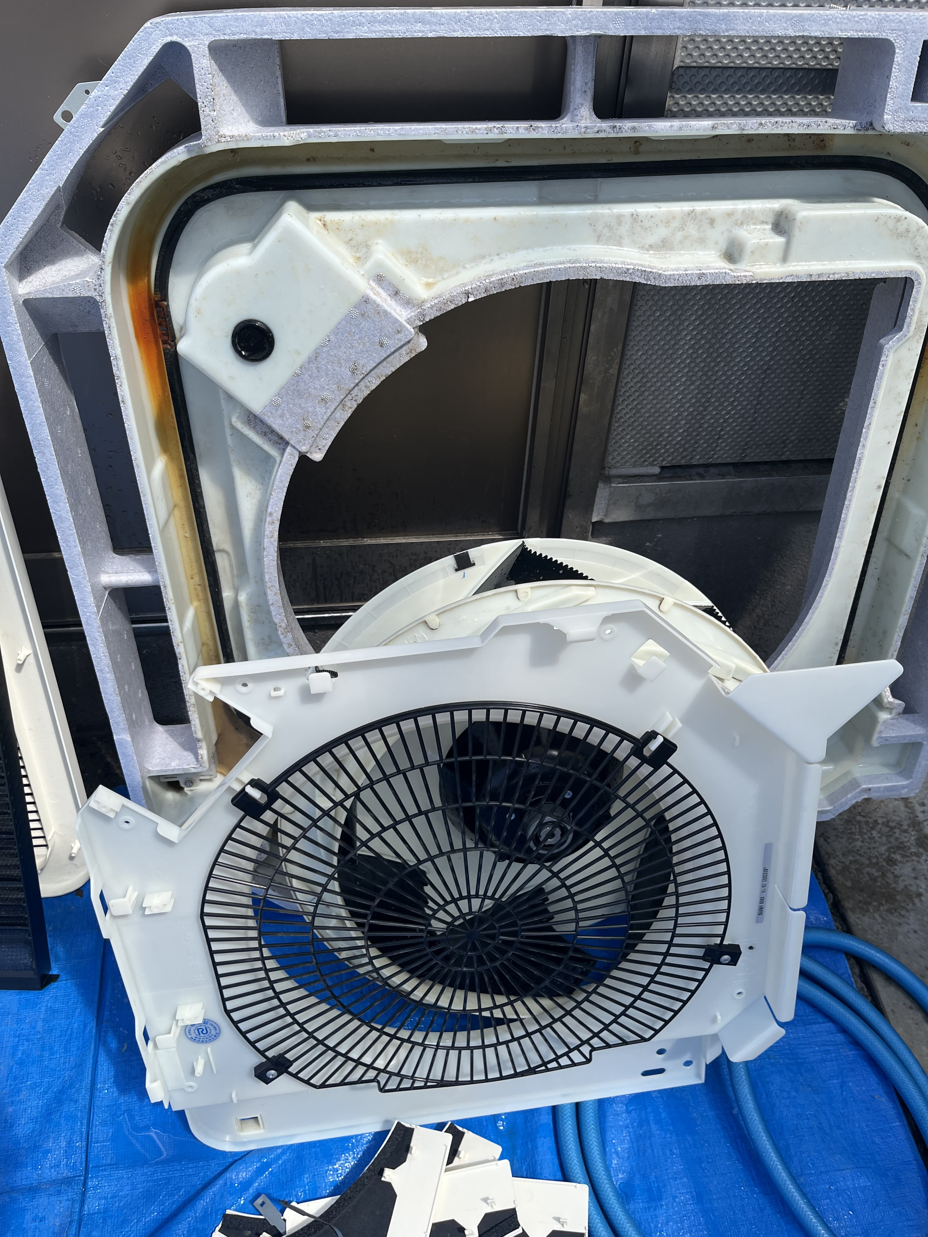 福島県いわき市小名浜の業務用天井埋め込みエアコンの作業前2