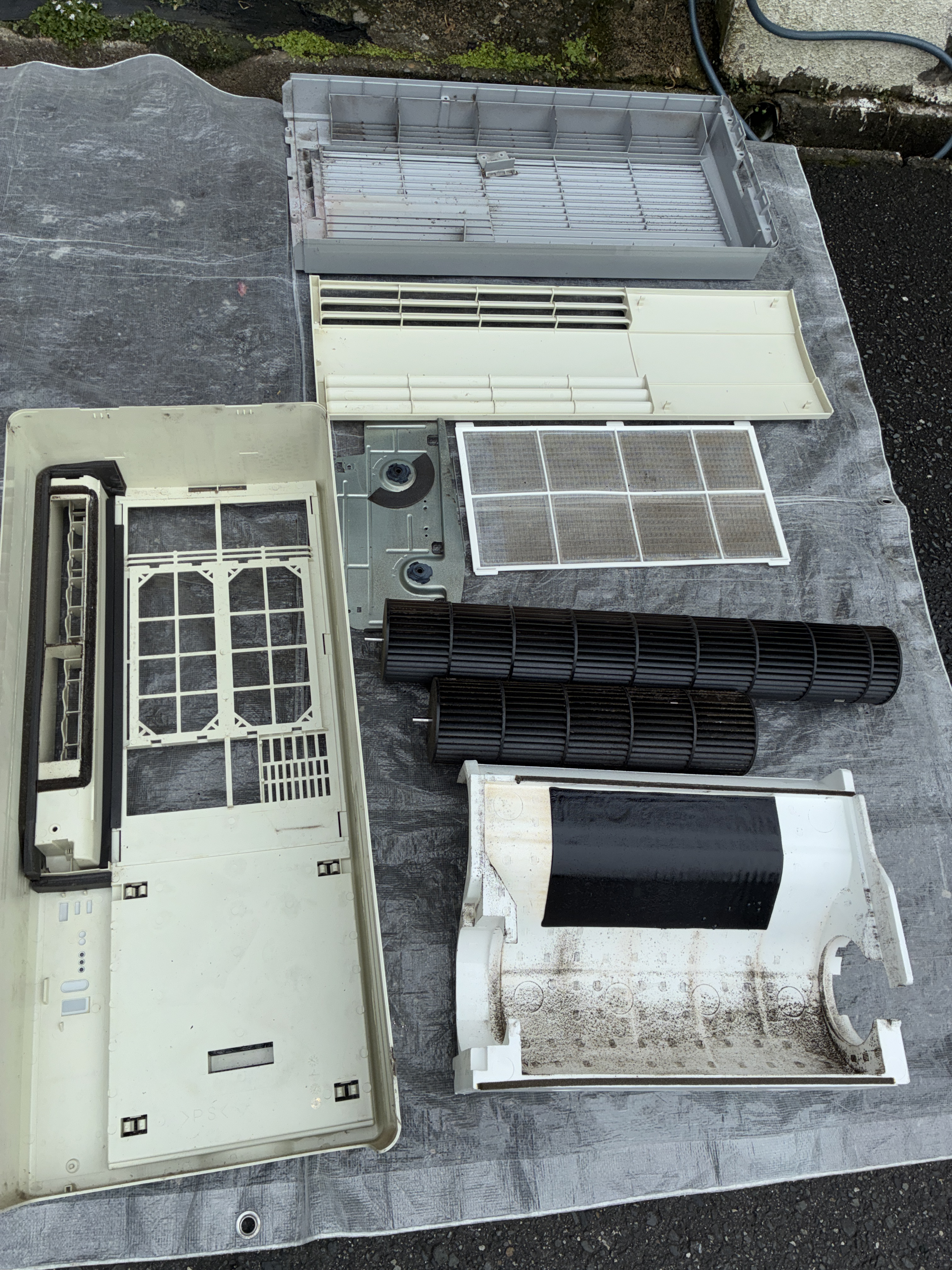 大阪府東大阪市上四条の壁掛けエアコンの作業前1