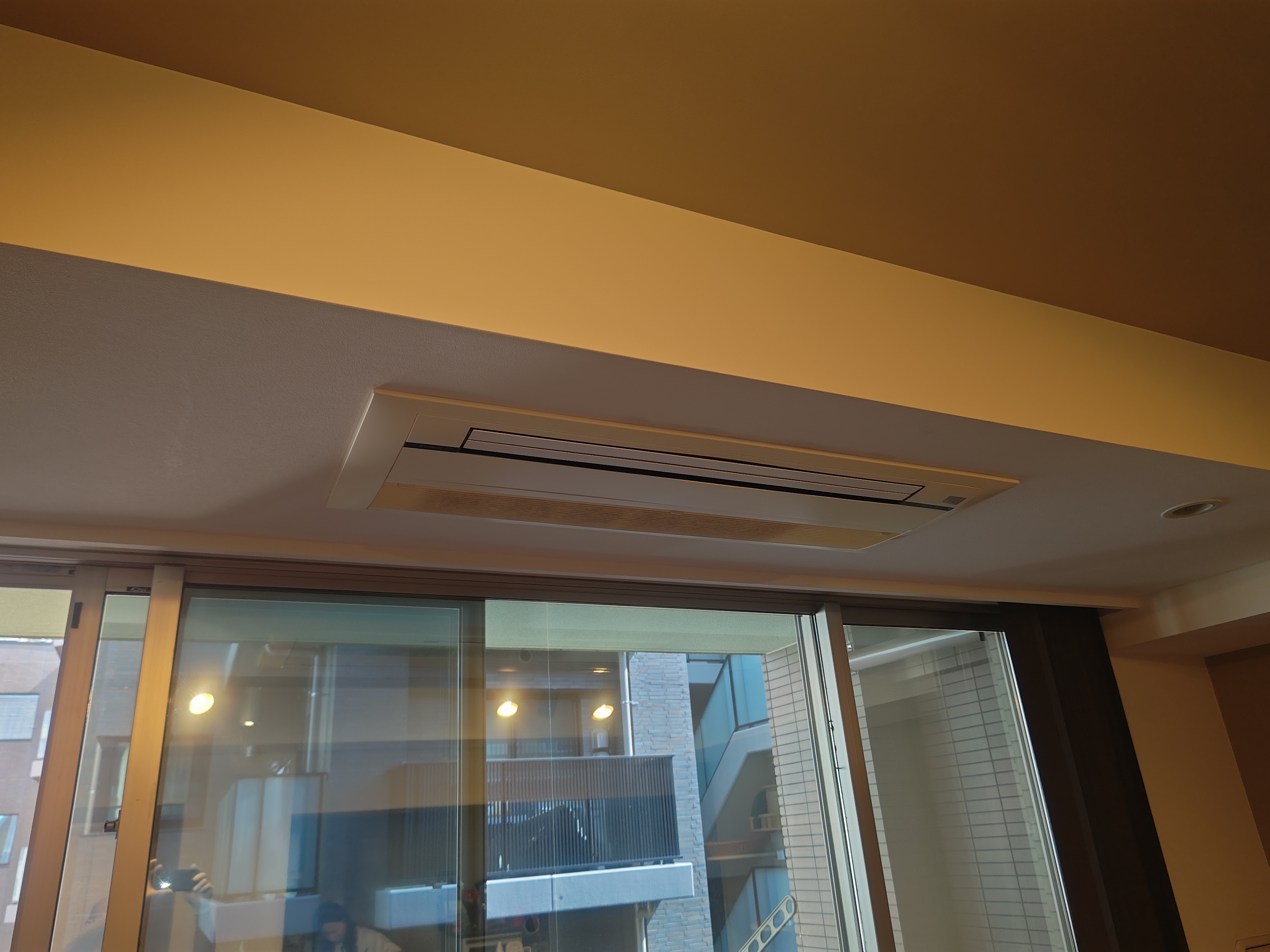 東京都新宿区四谷三栄町の家庭用天井埋め込みエアコンの作業前1