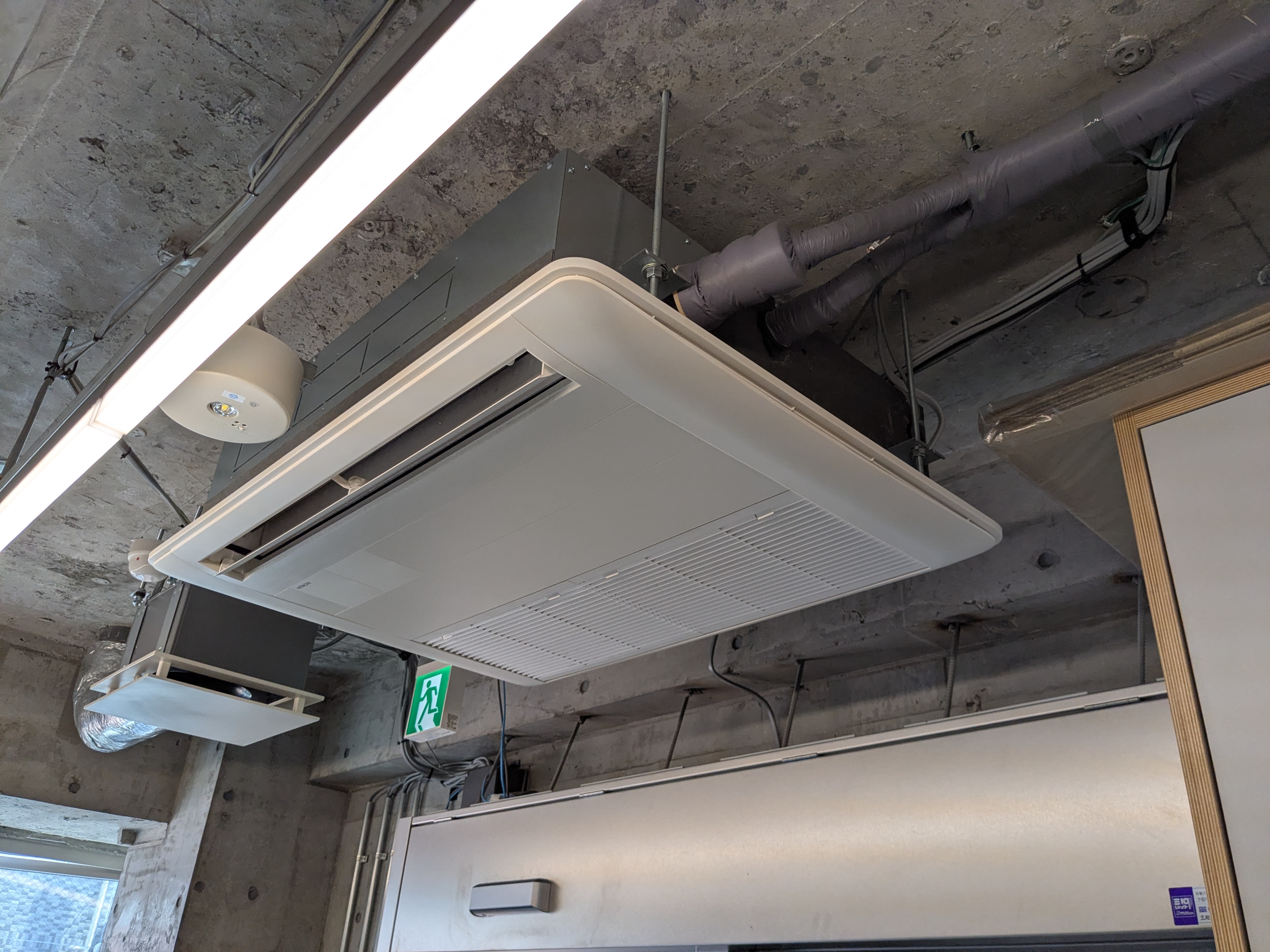 東京都世田谷区用賀の業務用天井吊りエアコンの作業後1
