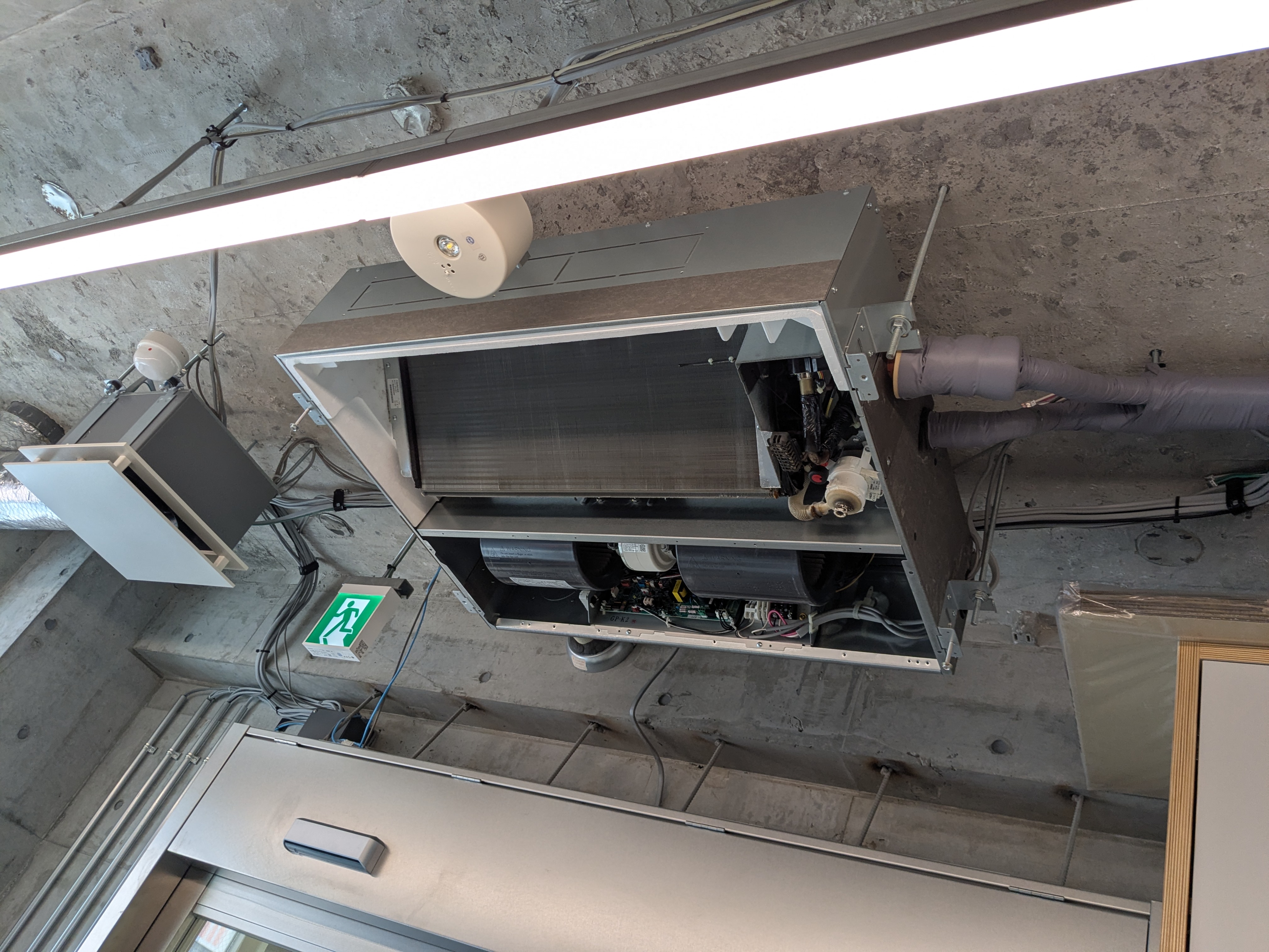 東京都世田谷区用賀の業務用天井吊りエアコンの作業前1