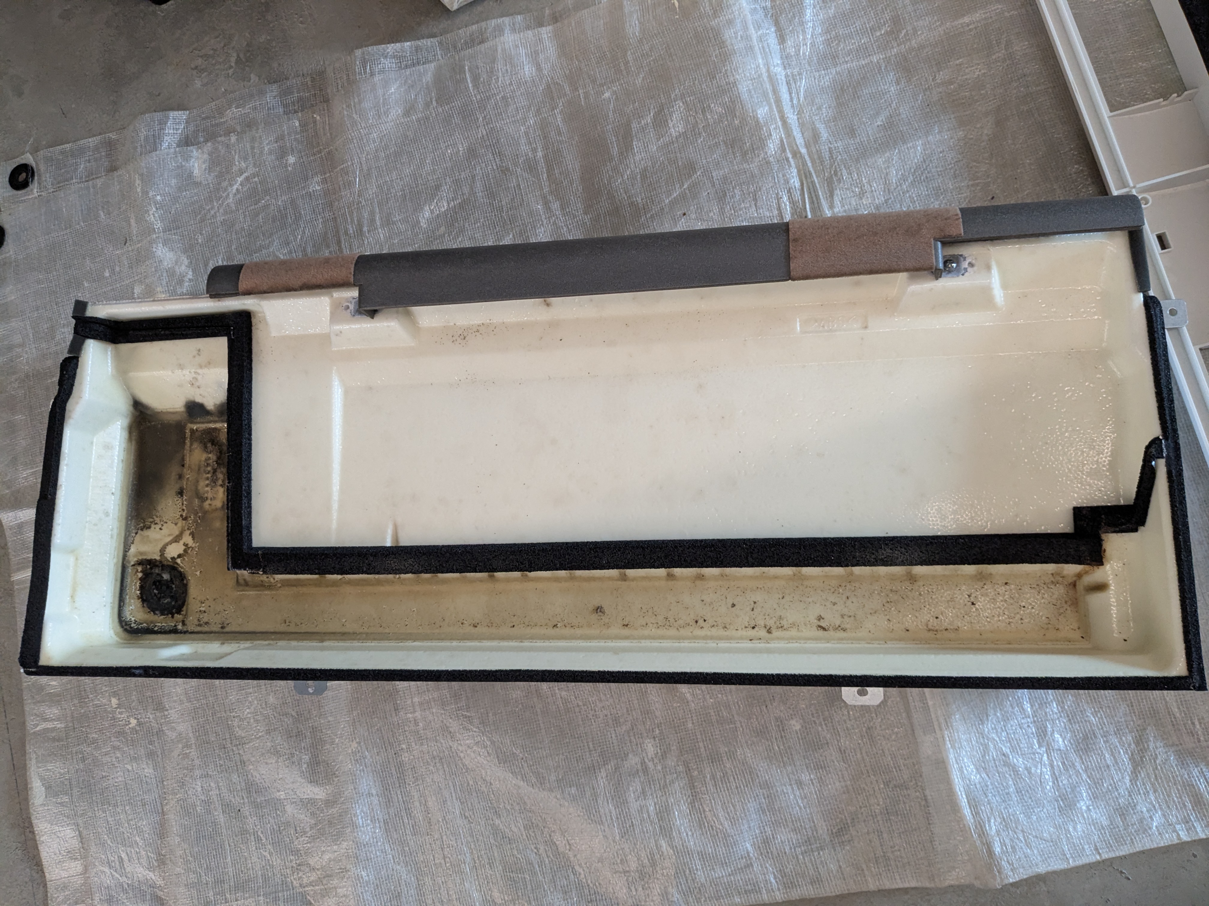 東京都世田谷区用賀の業務用天井吊りエアコンの作業前2