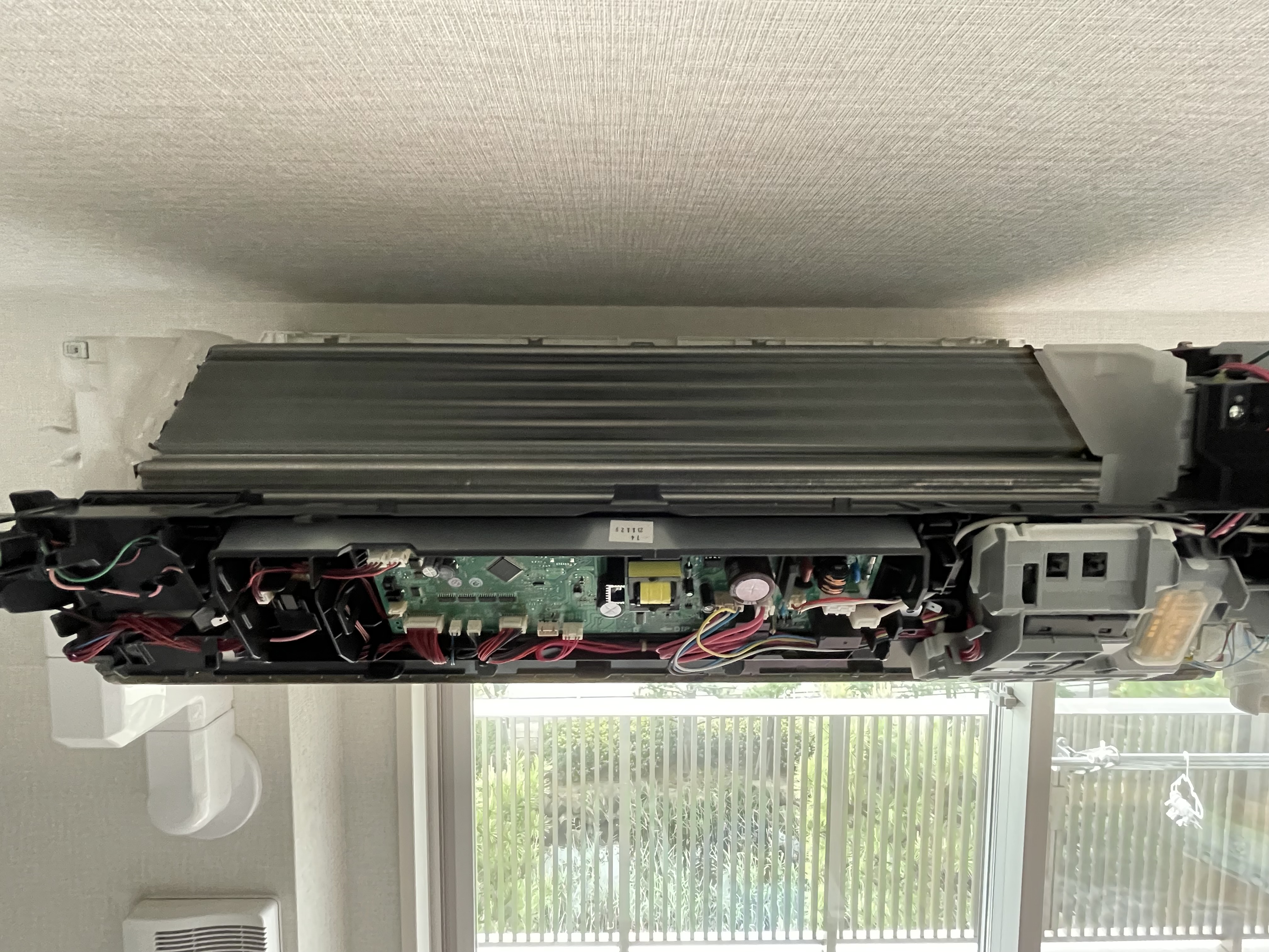 千葉県船橋市本郷町のお掃除機能付きエアコンの作業前2