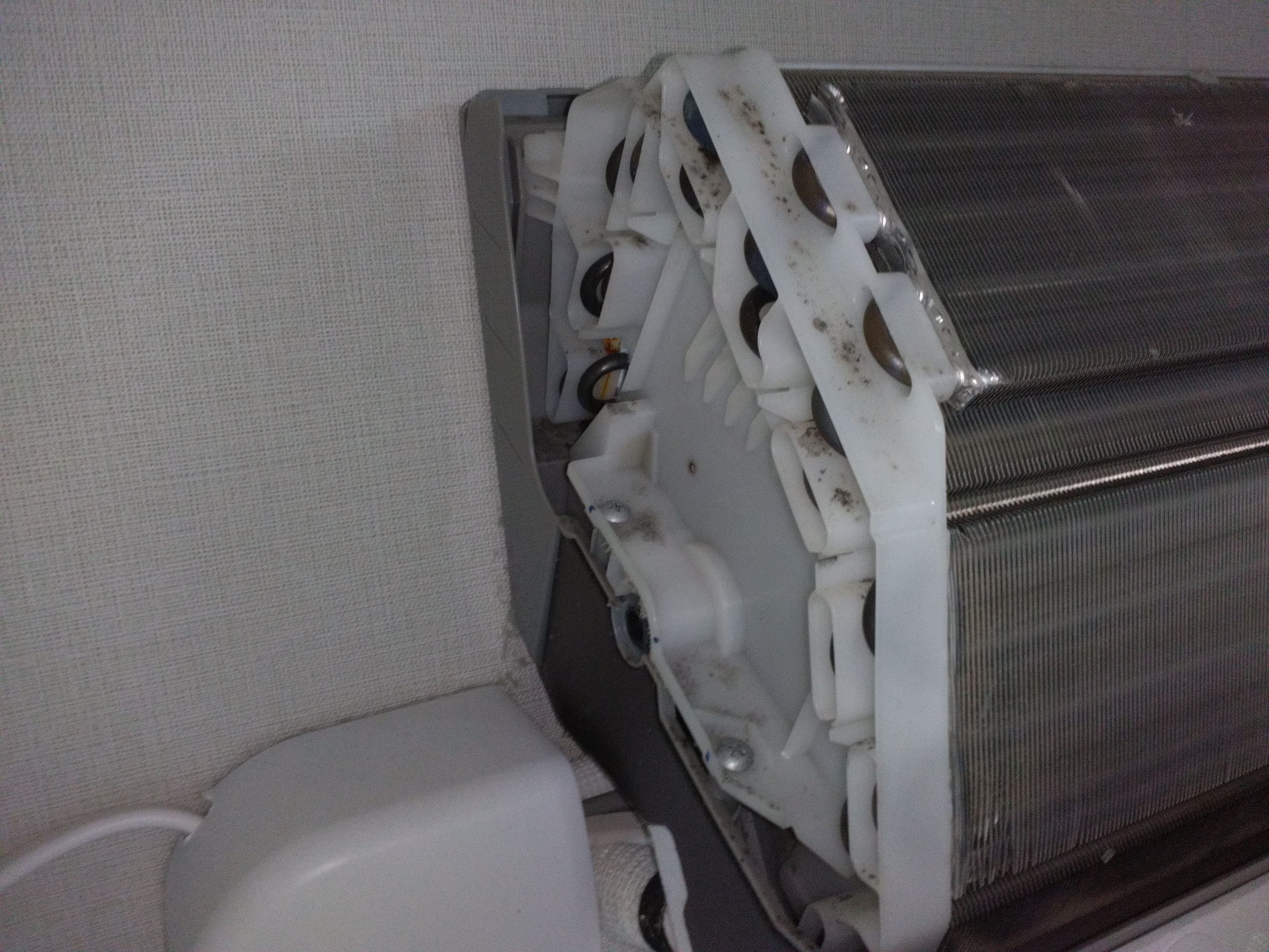 山梨県甲府市北口の壁掛けエアコンの作業前2