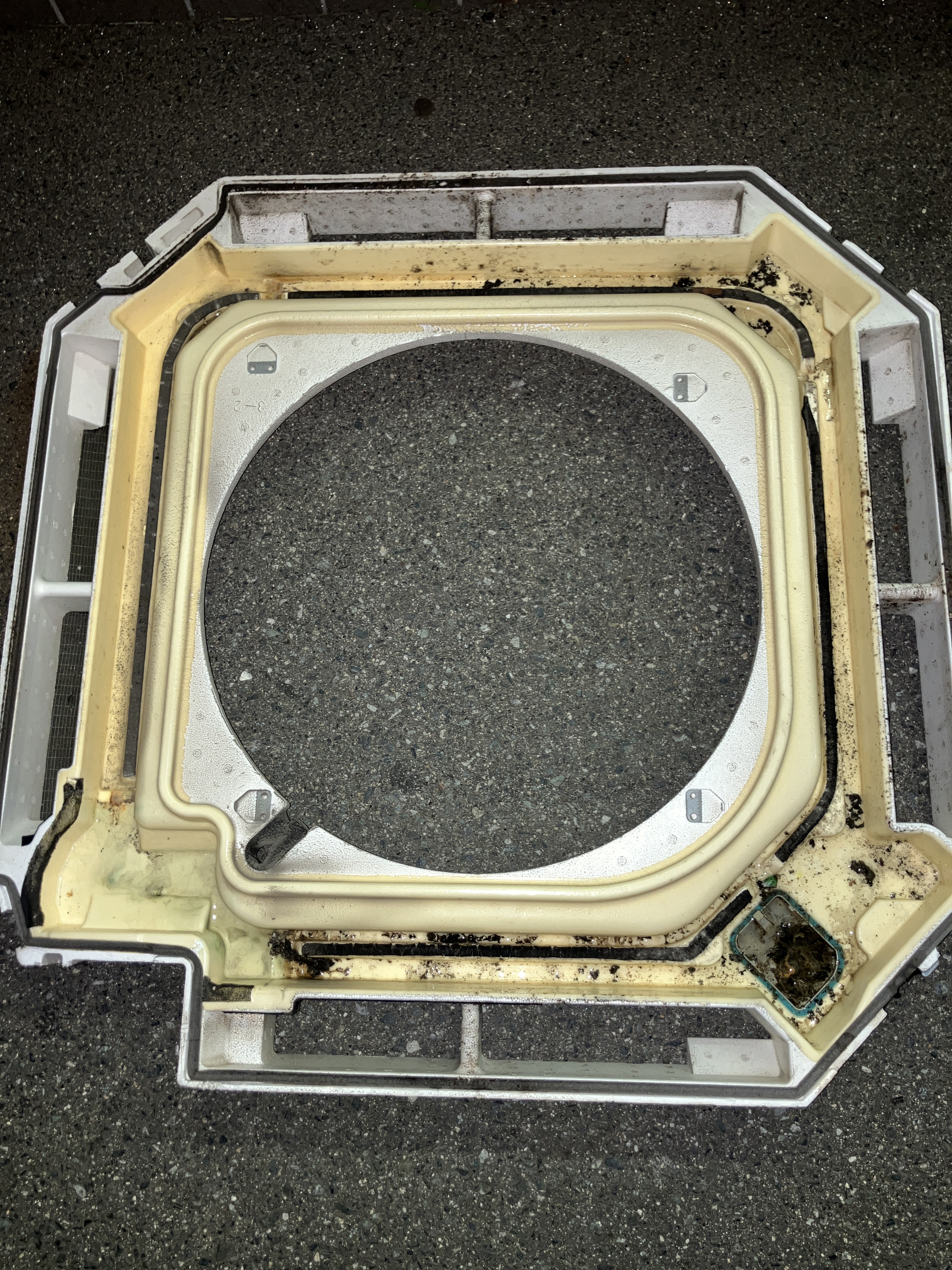 福島県いわき市の業務用天井埋め込みエアコンの作業前1