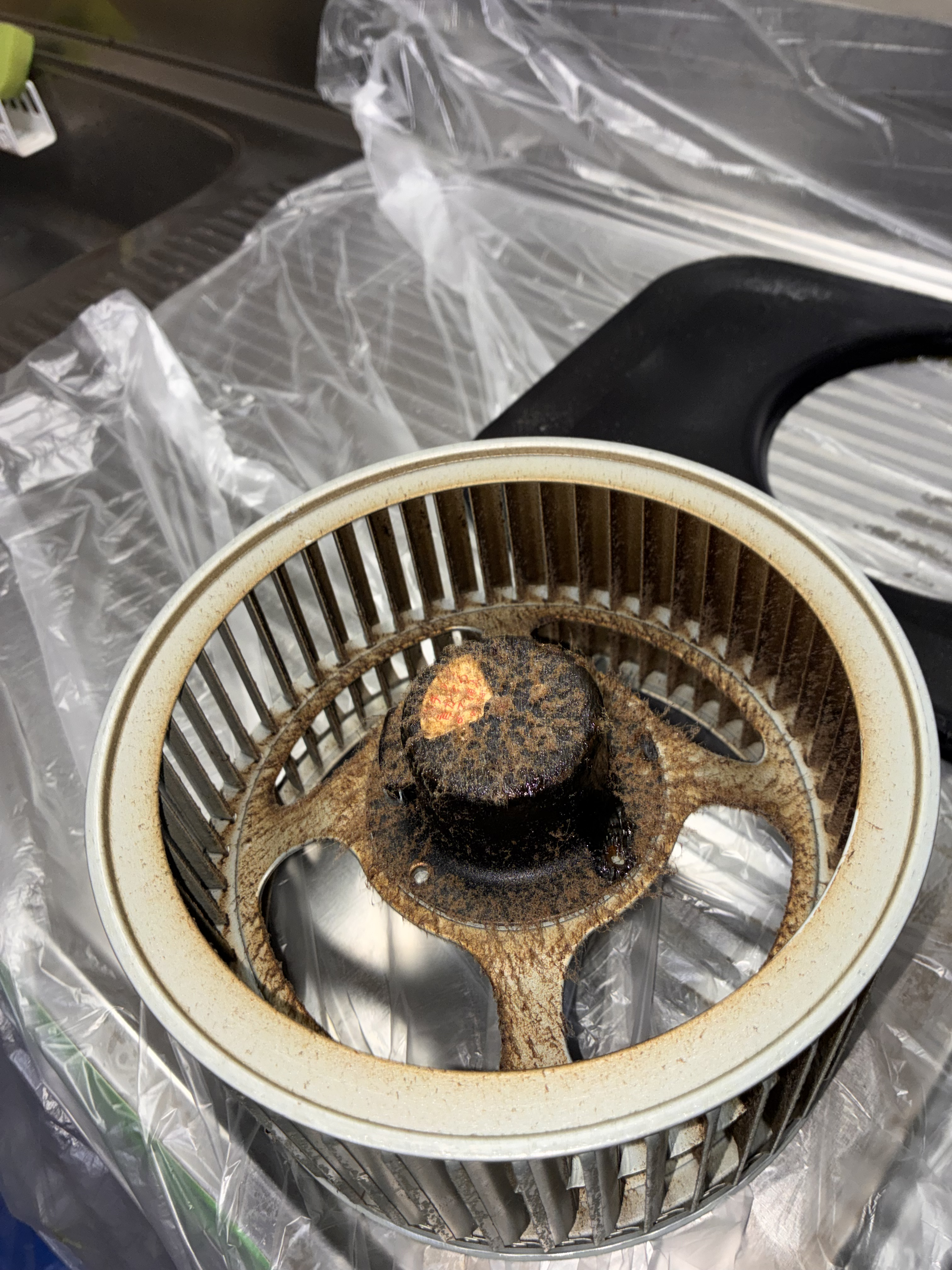 埼玉県入間郡三芳町三芳町のレンジフードクリーニングの作業前1