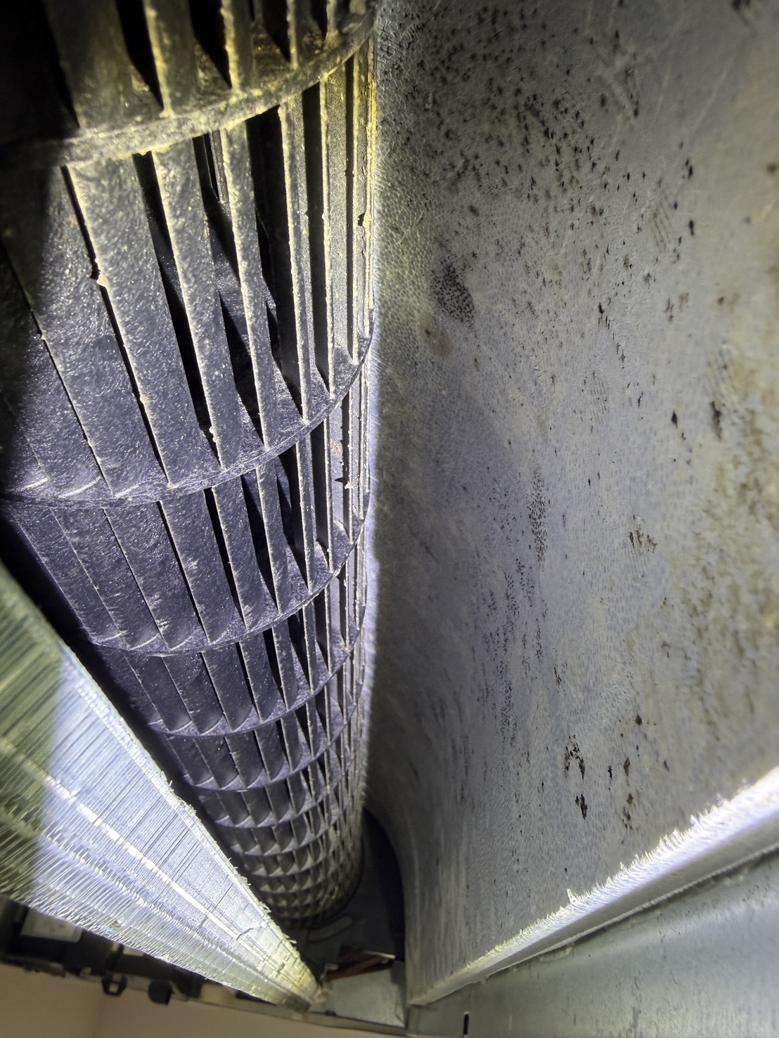 東京都港区南麻布の家庭用天井埋め込みエアコンの作業前1