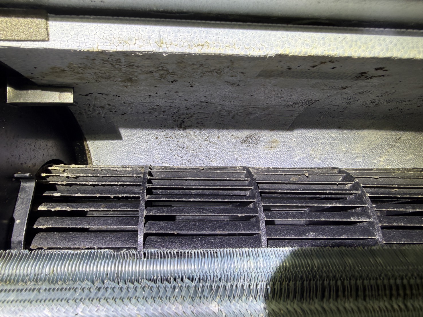 東京都港区南麻布の家庭用天井埋め込みエアコンの作業前2