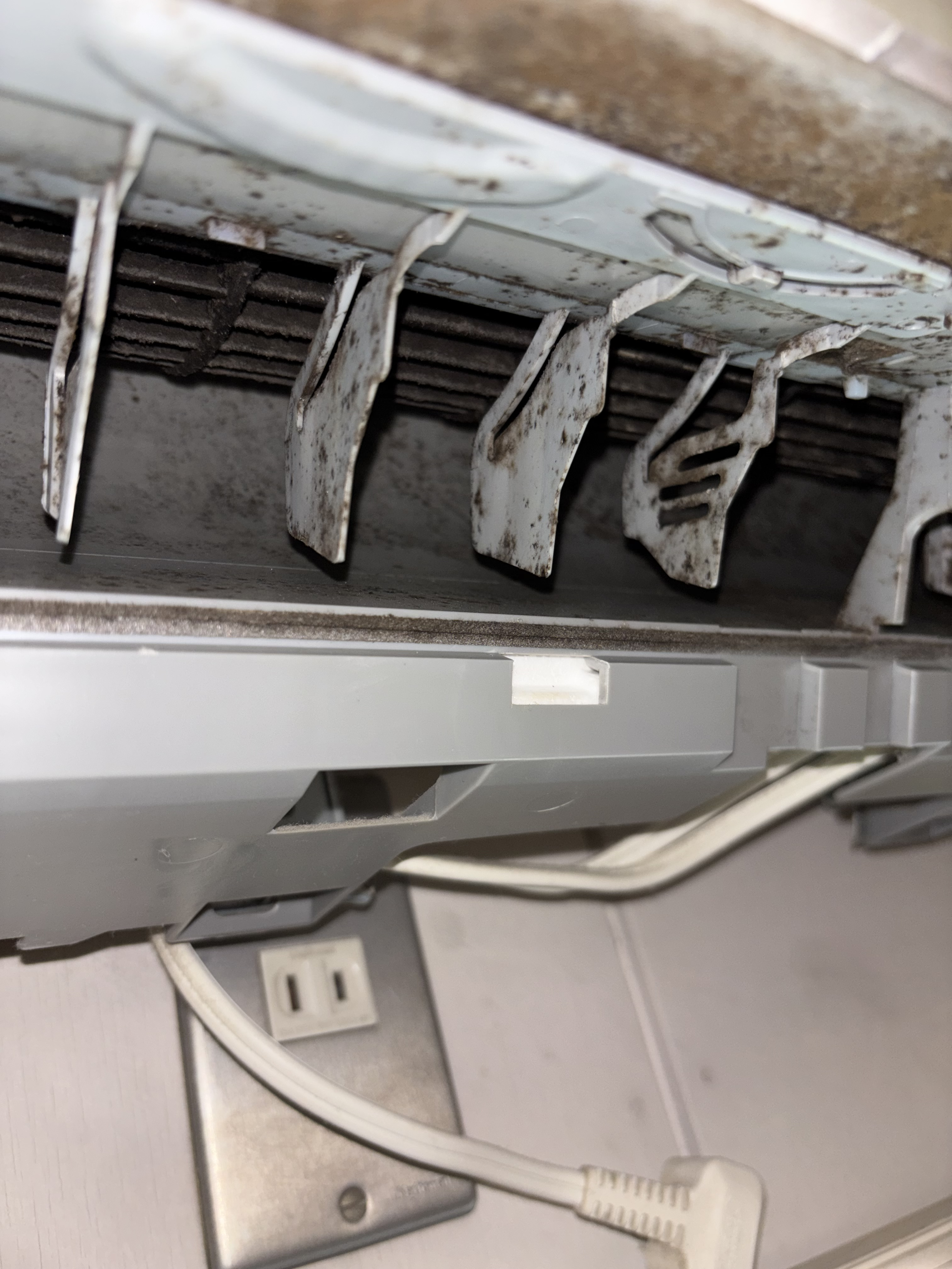 神奈川県藤沢市の壁掛けエアコンの作業前1