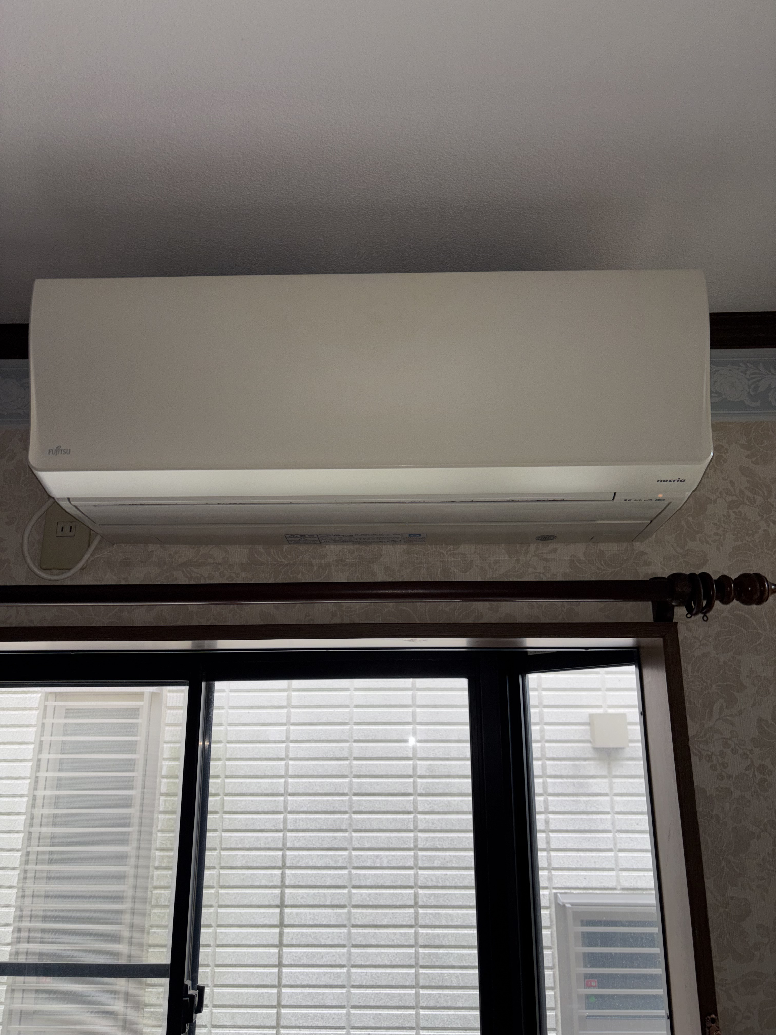 神奈川県藤沢市のお掃除機能付きエアコンの作業前3