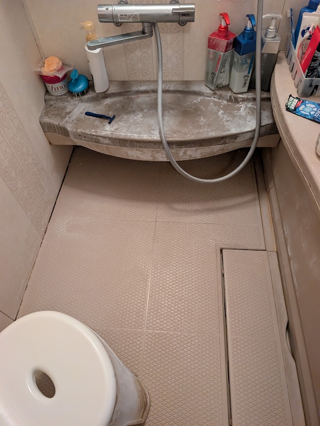 東京都足立区本木北町の浴室・お風呂クリーニングの作業前1