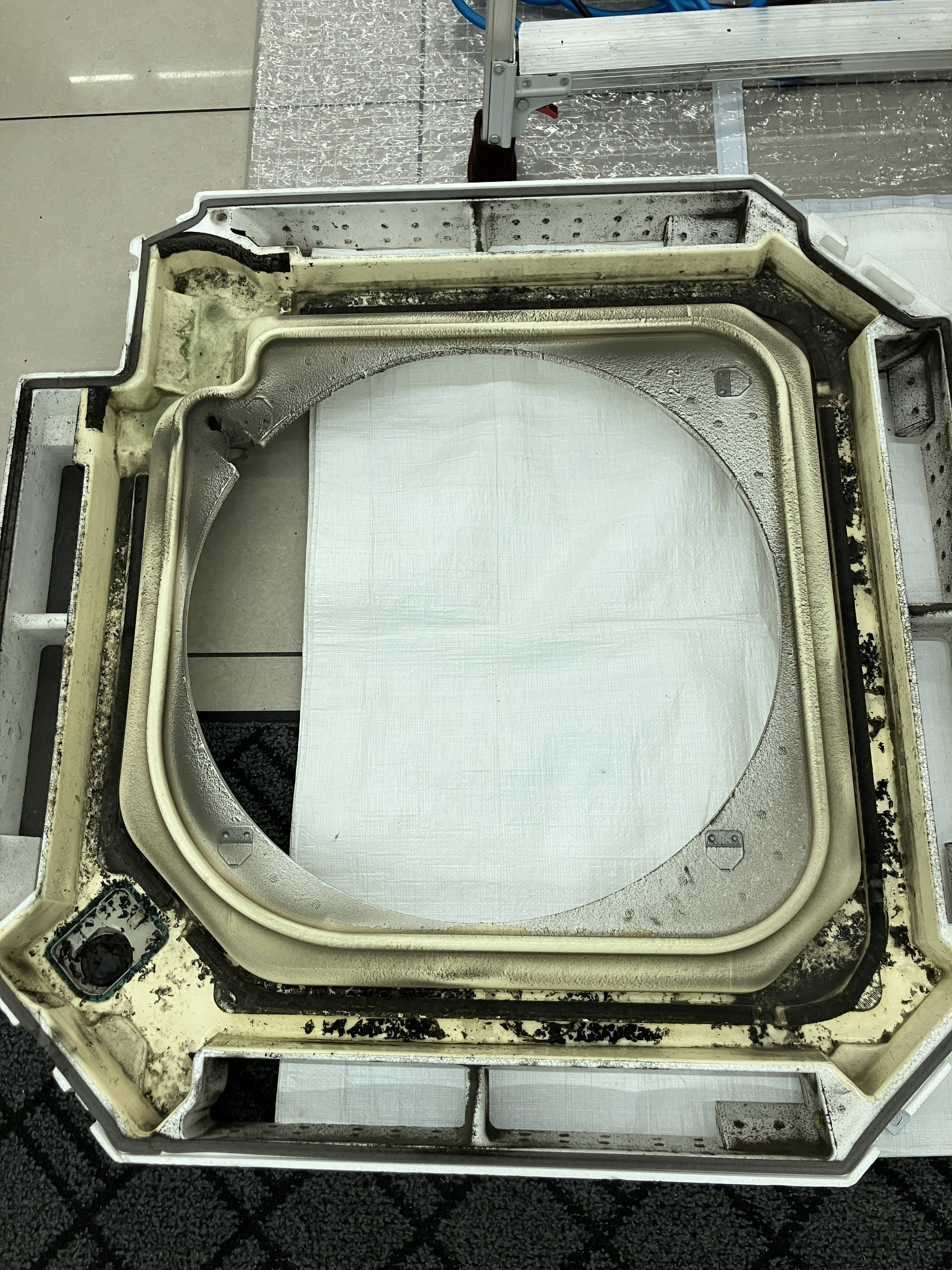 福島県いわき市の業務用天井埋め込みエアコンの作業前1