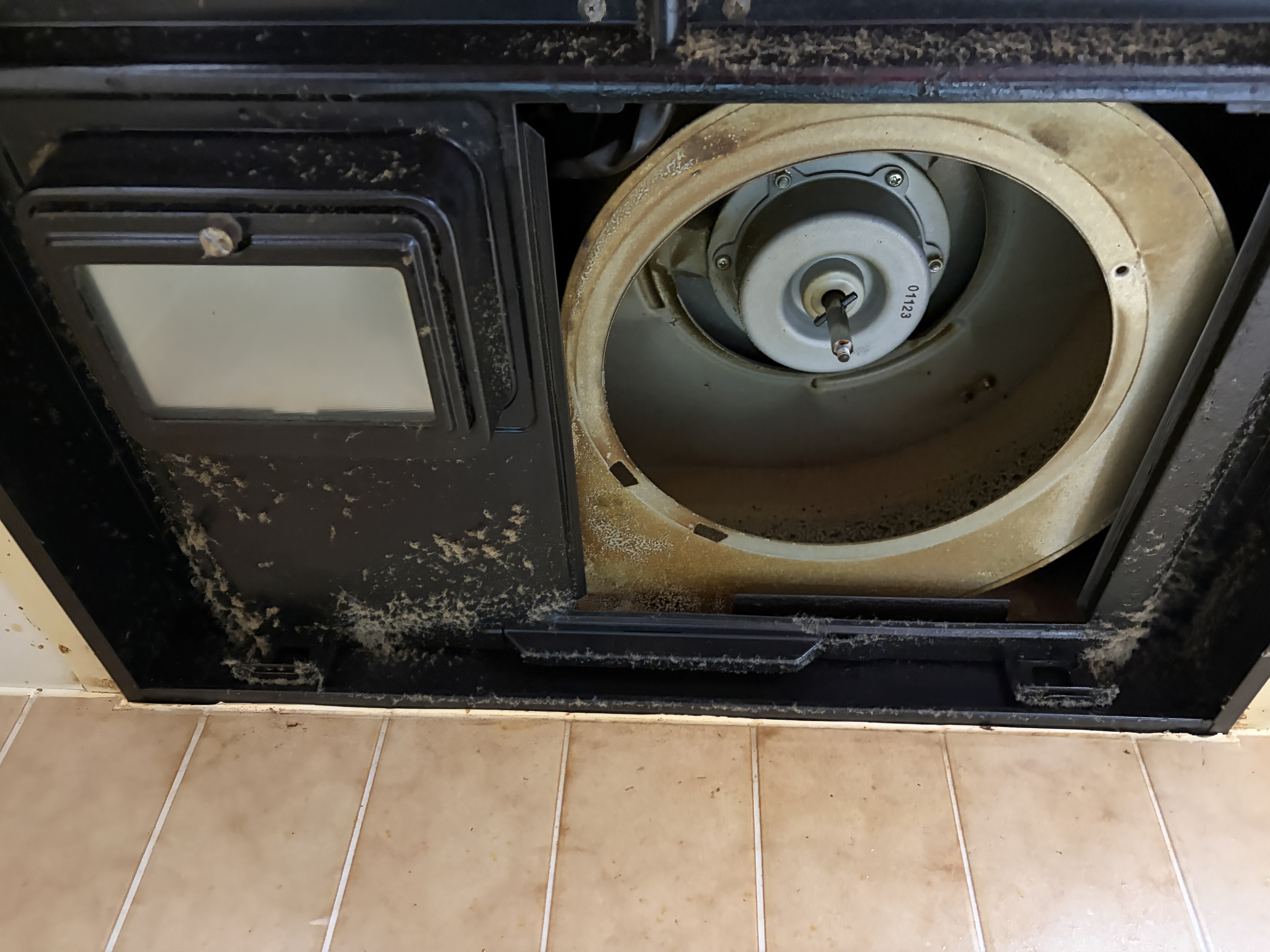 神奈川県横浜市旭区川井本町のレンジフードクリーニングの作業前1