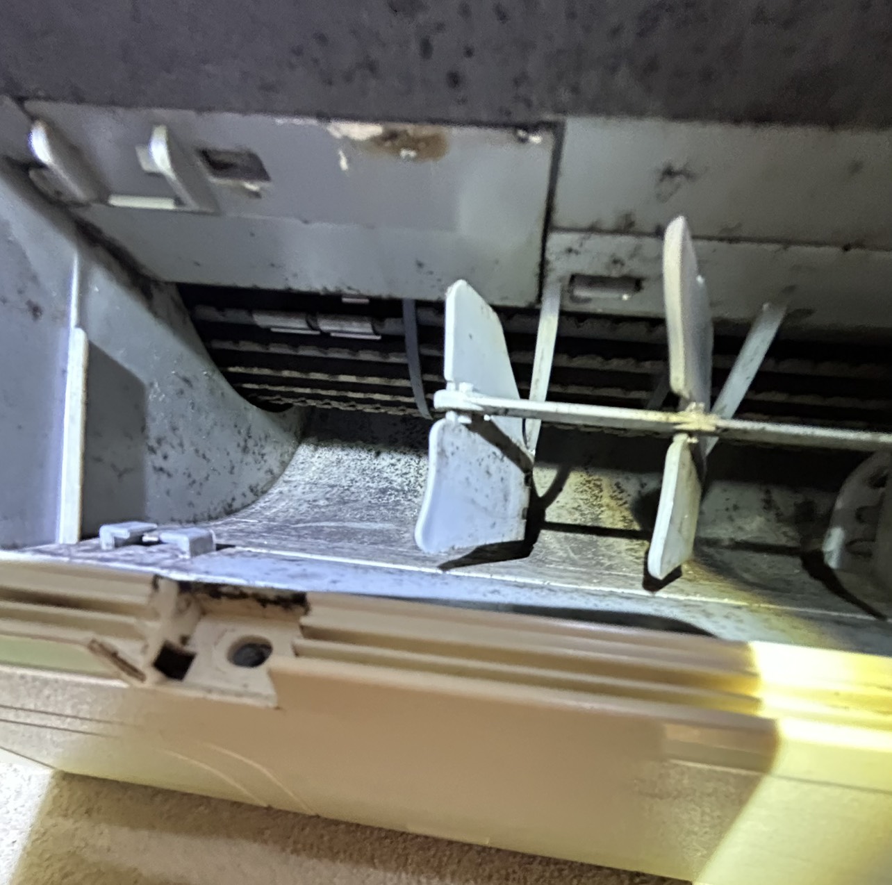 兵庫県宝塚市の壁掛けエアコンの作業前1