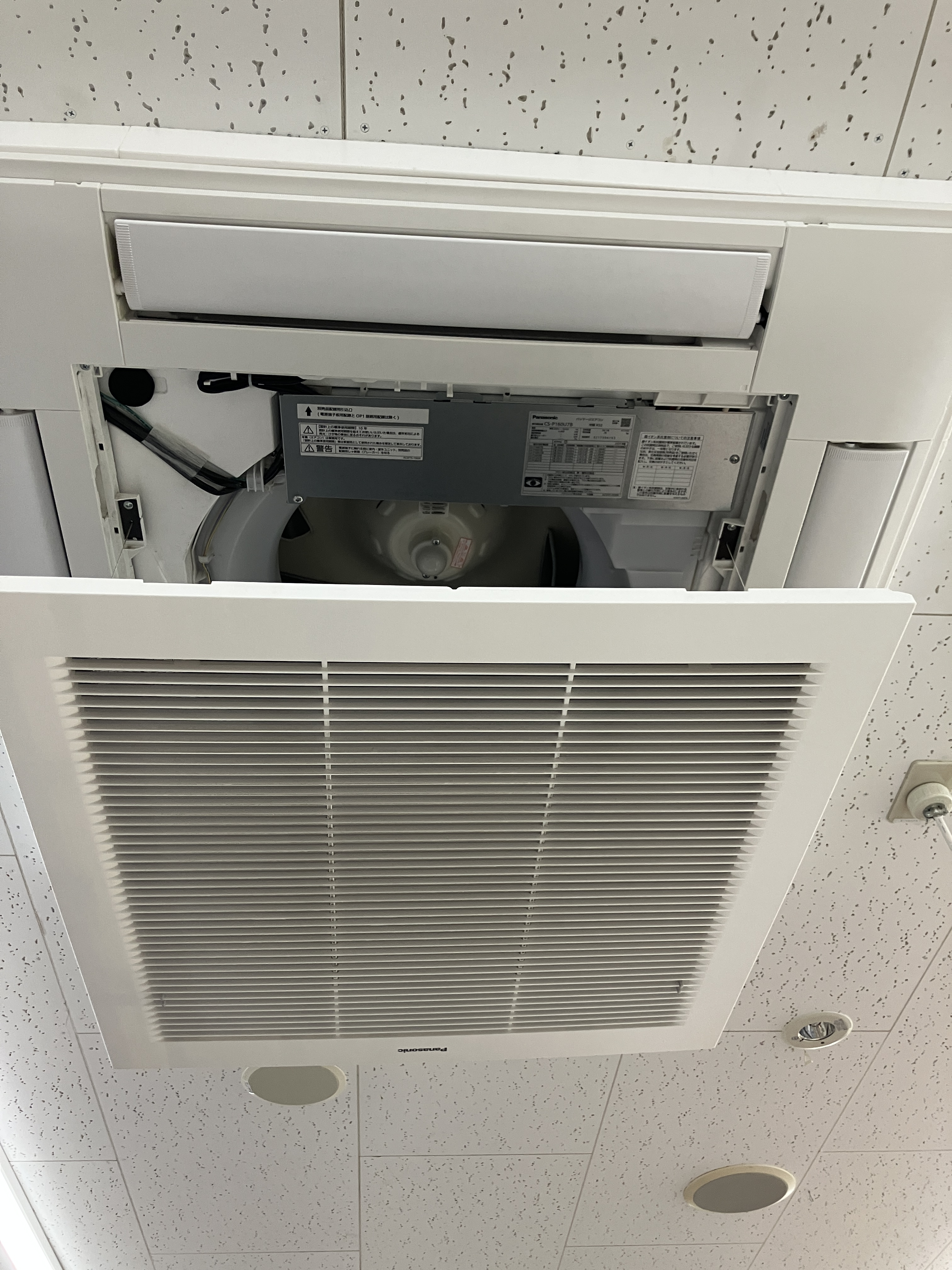 福島県いわき市の業務用天井埋め込みエアコンの作業前1